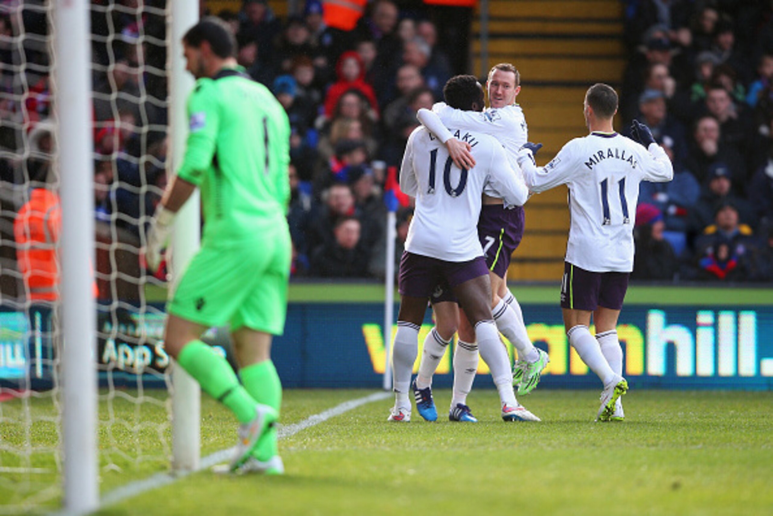 LONDON, ENGLAND - JANUARY 31: Romelu Lukaku of Everton celebrates scoring the opening goal with team mates during the Barclays Premier League match between Crystal Palace and Everton at Selhurst Park on January 31, 2015 in London, England.  (Photo by Paul