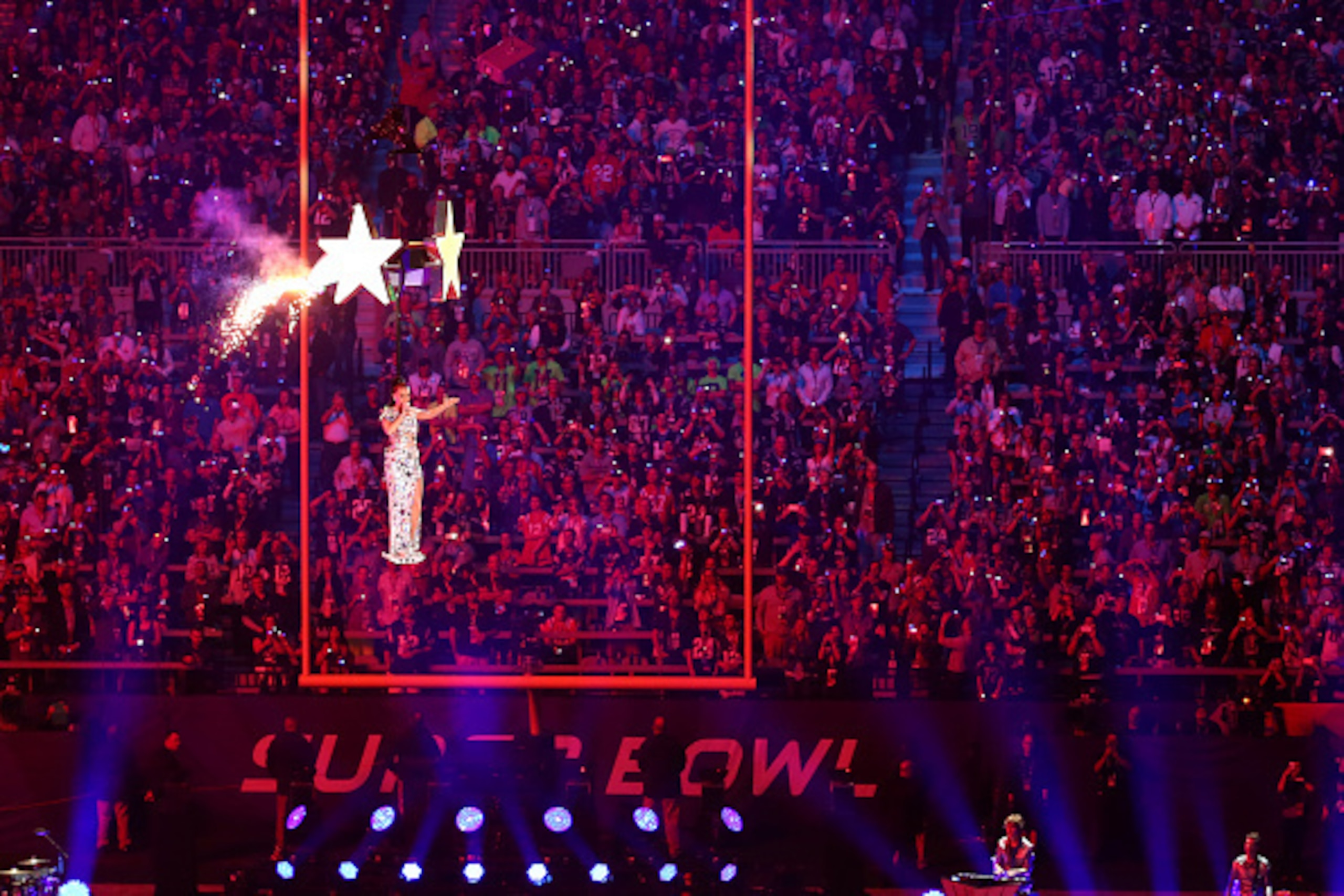 GLENDALE, AZ - FEBRUARY 01:  A general view as singer Katy Perry performs during the Pepsi Super Bowl XLIX Halftime Show at University of Phoenix Stadium on February 1, 2015 in Glendale, Arizona.  (Photo by Mike Ehrmann/Getty Images)