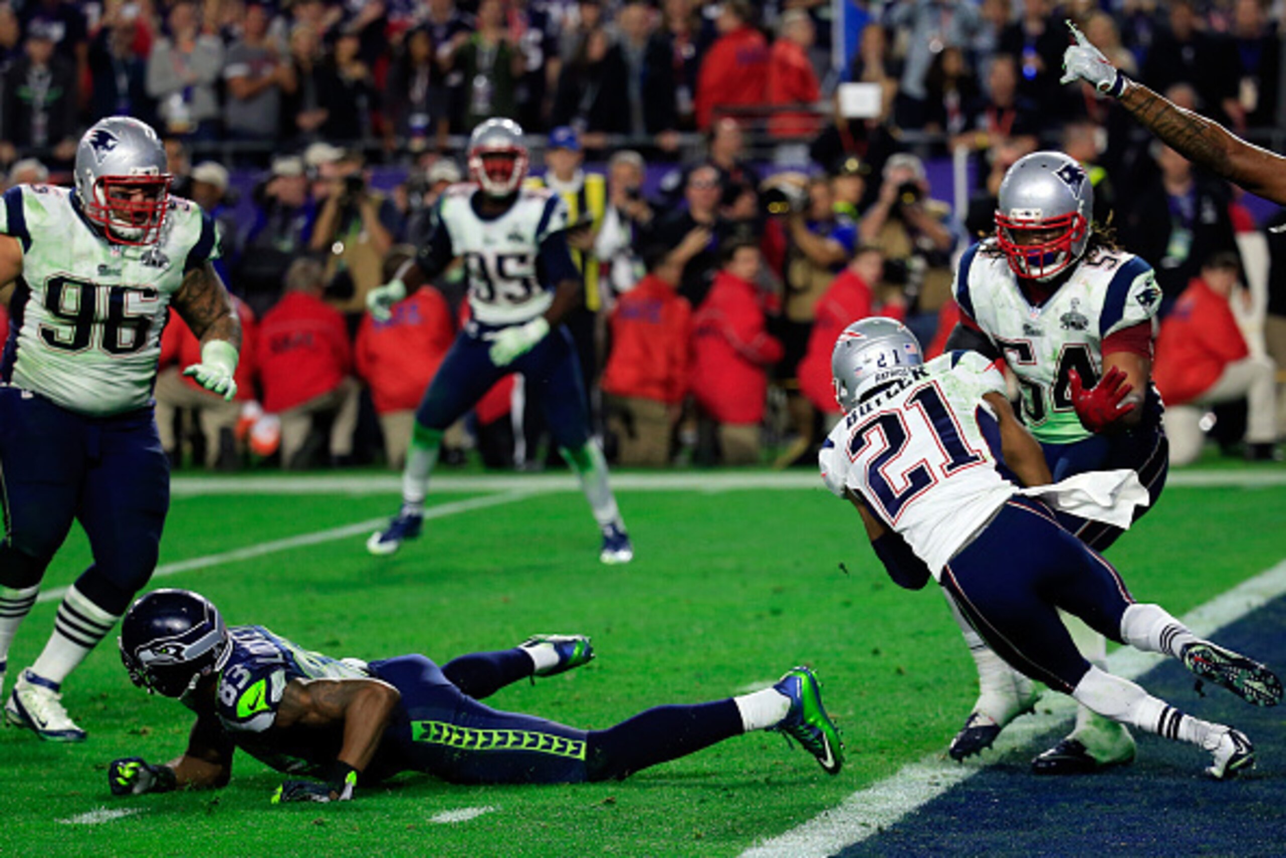 GLENDALE, AZ - FEBRUARY 01:  Malcolm Butler #21 of the New England Patriots intercepts a pass by  Russell Wilson #3 of the Seattle Seahawks intended for Ricardo Lockette #83 late in the fourth quarter during Super Bowl XLIX at University of Phoenix Stadiu
