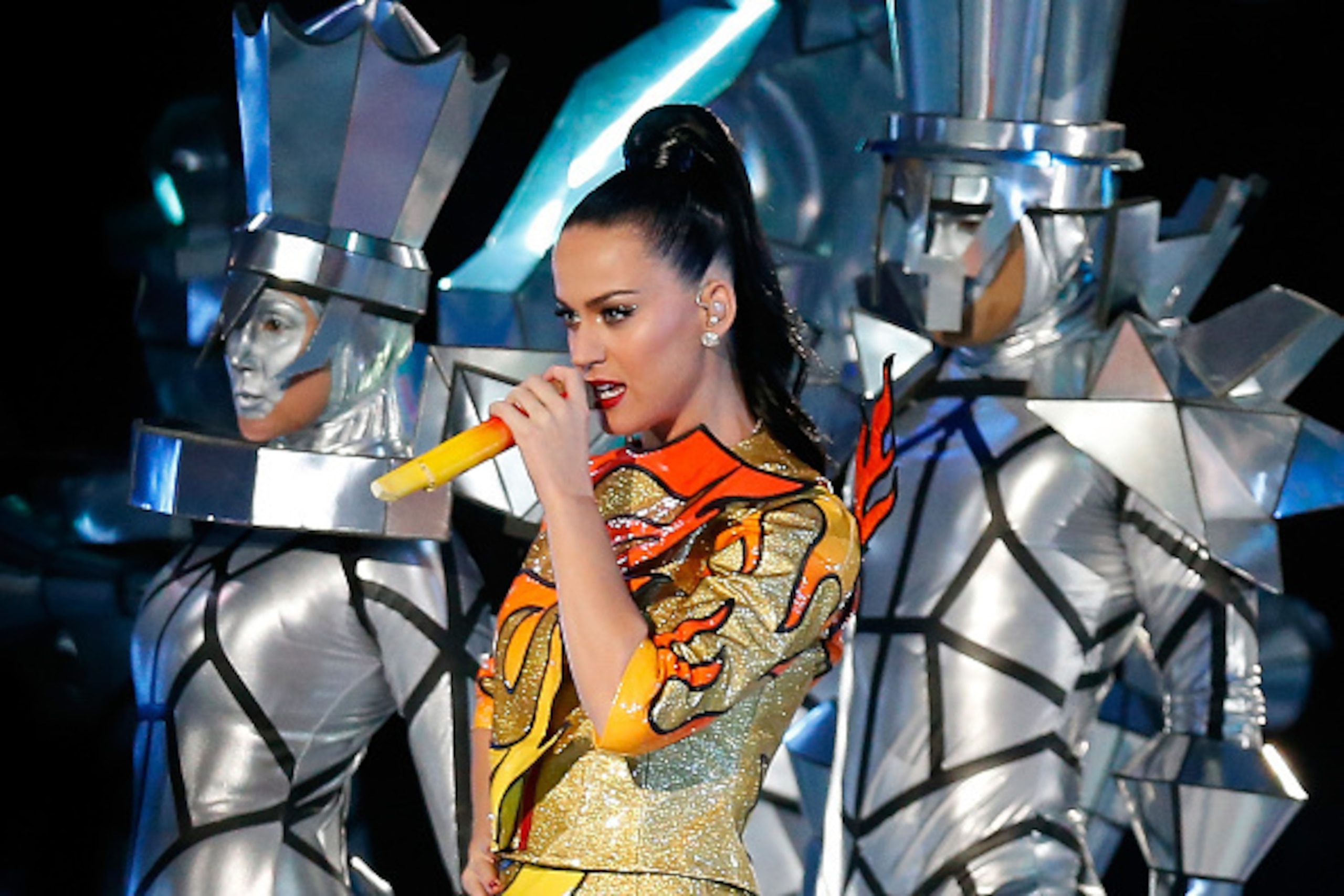 GLENDALE, AZ - FEBRUARY 01:  Singer Katy Perry performs during the Pepsi Super Bowl XLIX Halftime Show at University of Phoenix Stadium on February 1, 2015 in Glendale, Arizona.  (Photo by Tom Pennington/Getty Images)