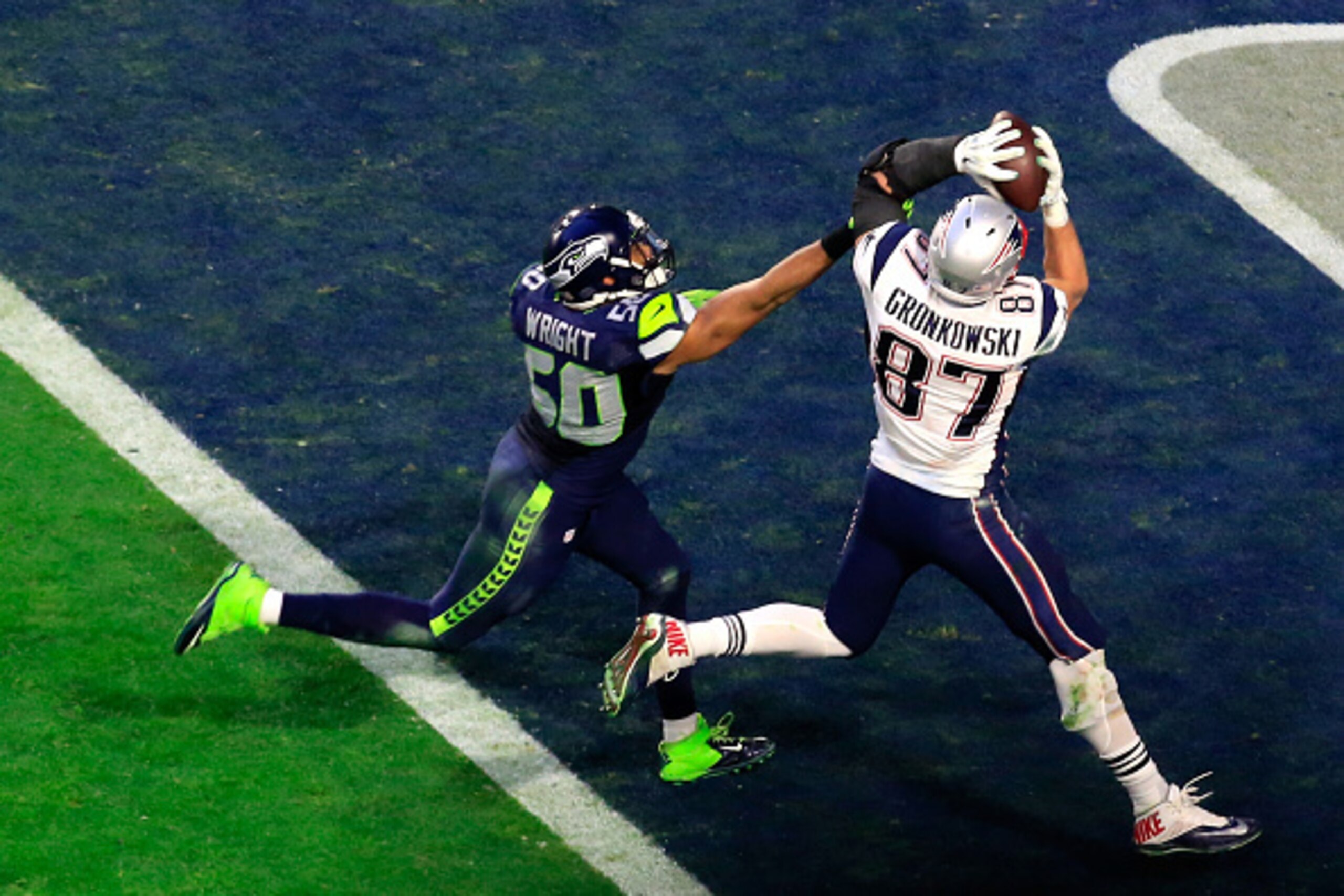 GLENDALE, AZ - FEBRUARY 01:  Rob Gronkowski #87 of the New England Patriots catches a 22 yard touchdown pass against  K.J. Wright #50 of the Seattle Seahawks in the second quarter during Super Bowl XLIX at University of Phoenix Stadium on February 1, 2015