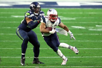 GLENDALE, AZ - FEBRUARY 01:   Shane Vereen #34 of the New England Patriots runs with the ball against Bobby Wagner #54 of the Seattle Seahawks in the second quarter during Super Bowl XLIX at University of Phoenix Stadium on February 1, 2015 in Glendale, A
