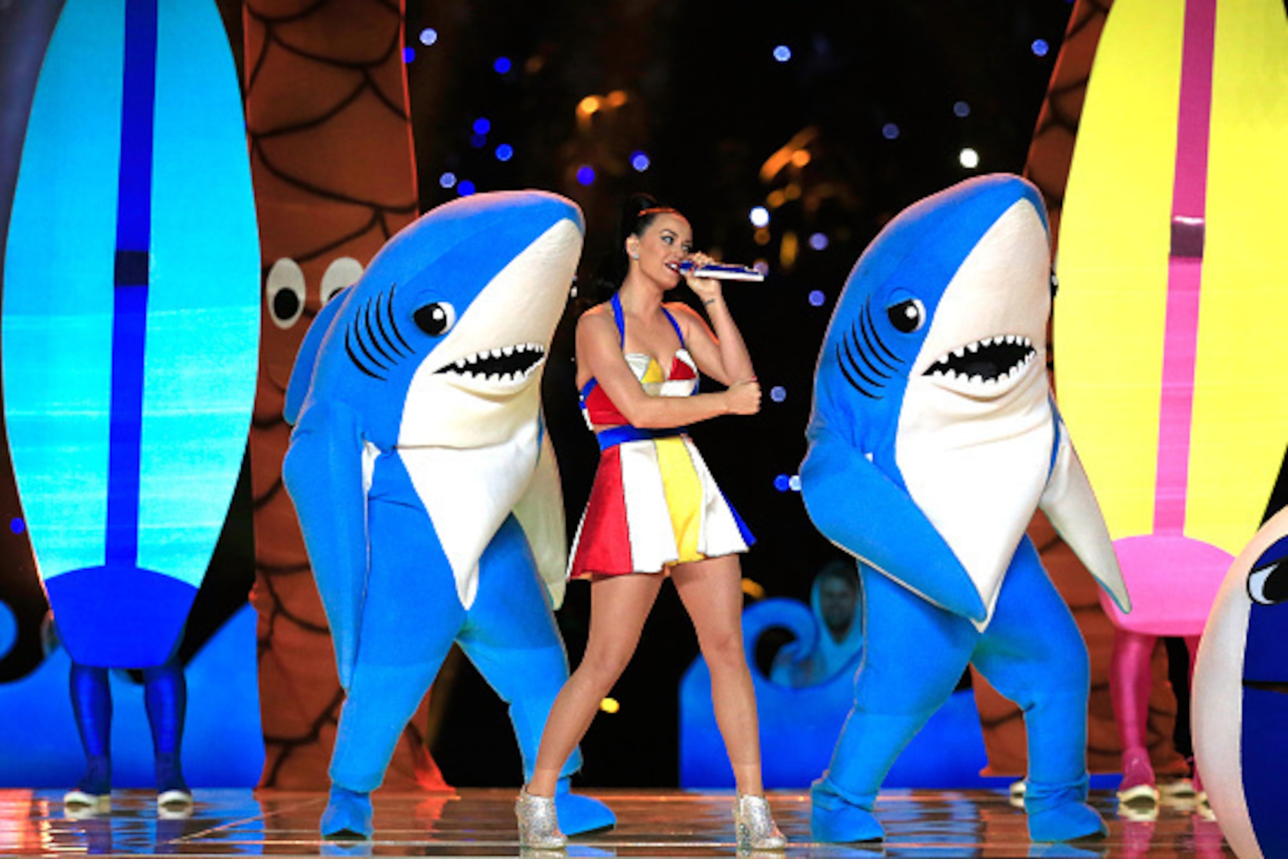 GLENDALE, AZ - FEBRUARY 01:  Singer Katy Perry performs with dancers during the Pepsi Super Bowl XLIX Halftime Show at University of Phoenix Stadium on February 1, 2015 in Glendale, Arizona.  (Photo by Rob Carr/Getty Images)