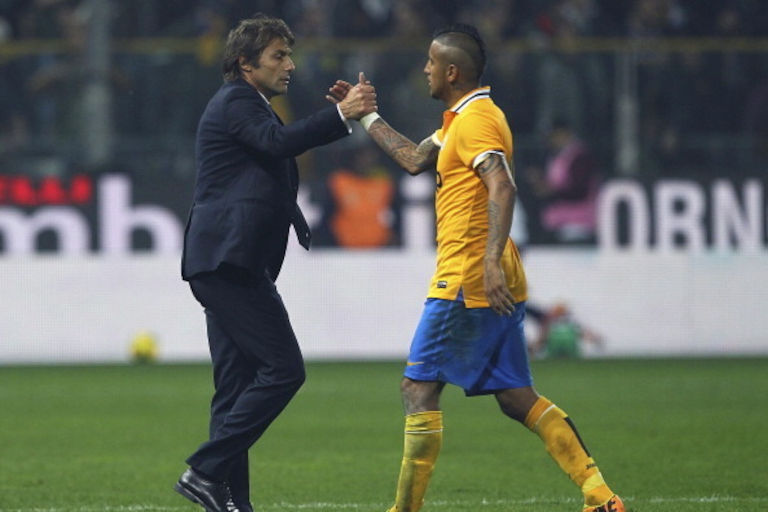 PARMA, ITALY - NOVEMBER 02:  Juventus FC manager Antonio Conte shakes hands with Arturo Vidal of Juventus at the end of the Serie A match between Parma FC and Juventus at Stadio Ennio Tardini on November 2, 2013 in Parma, Italy.  (Photo by Marco Luzzani/G