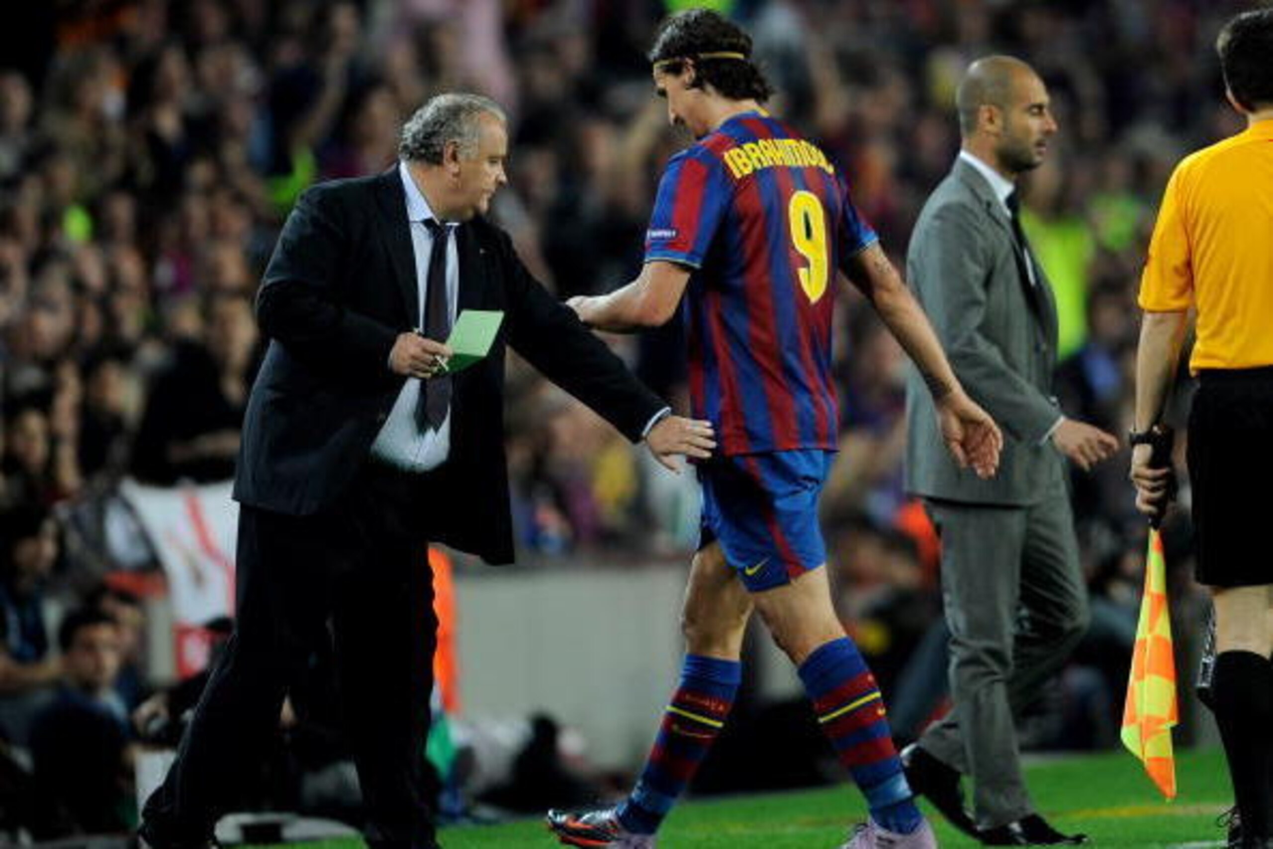 BARCELONA, SPAIN - APRIL 28: Barcelona manager Josep Guardiola subs Zlatan Ibrahimovic during the UEFA Champions League Semi Final Second Leg match between Barcelona and Inter Milan at Camp Nou on April 28, 2010 in Barcelona, Spain.  (Photo by Michael Reg