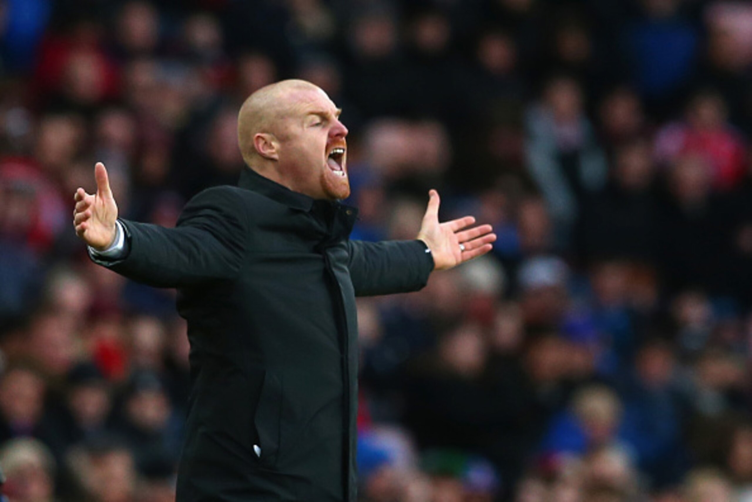 SUNDERLAND, ENGLAND - JANUARY 31:  Manager Sean Dyche of Burnley shouts instructions during the Barclays Premier League match between Sunderland and Burnley at Stadium of Light on January 31, 2015 in Sunderland, England.  (Photo by Matthew Lewis/Getty Ima