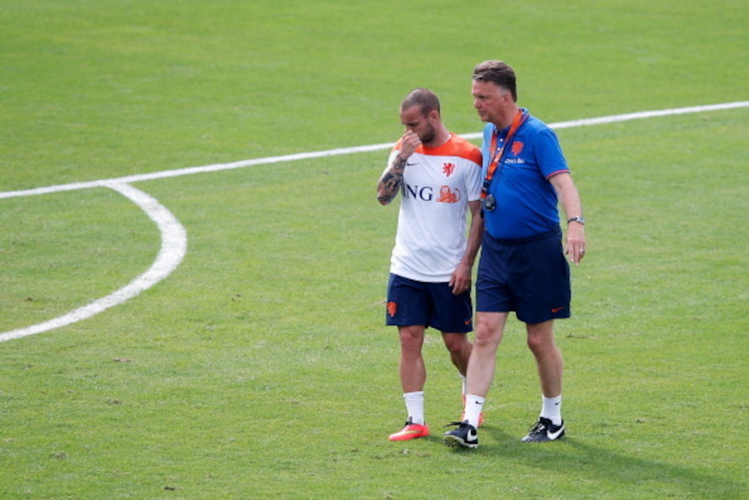 RIO DE JANEIRO, BRAZIL - JUNE 07:  Louis van Gaal,  Netherlands national football team manager speaks to Wesley Sneijder during the Netherlands training session at the 2014 FIFA World Cup Brazil held at the Estadio Jose Bastos Padilha Gavea on June 7, 201