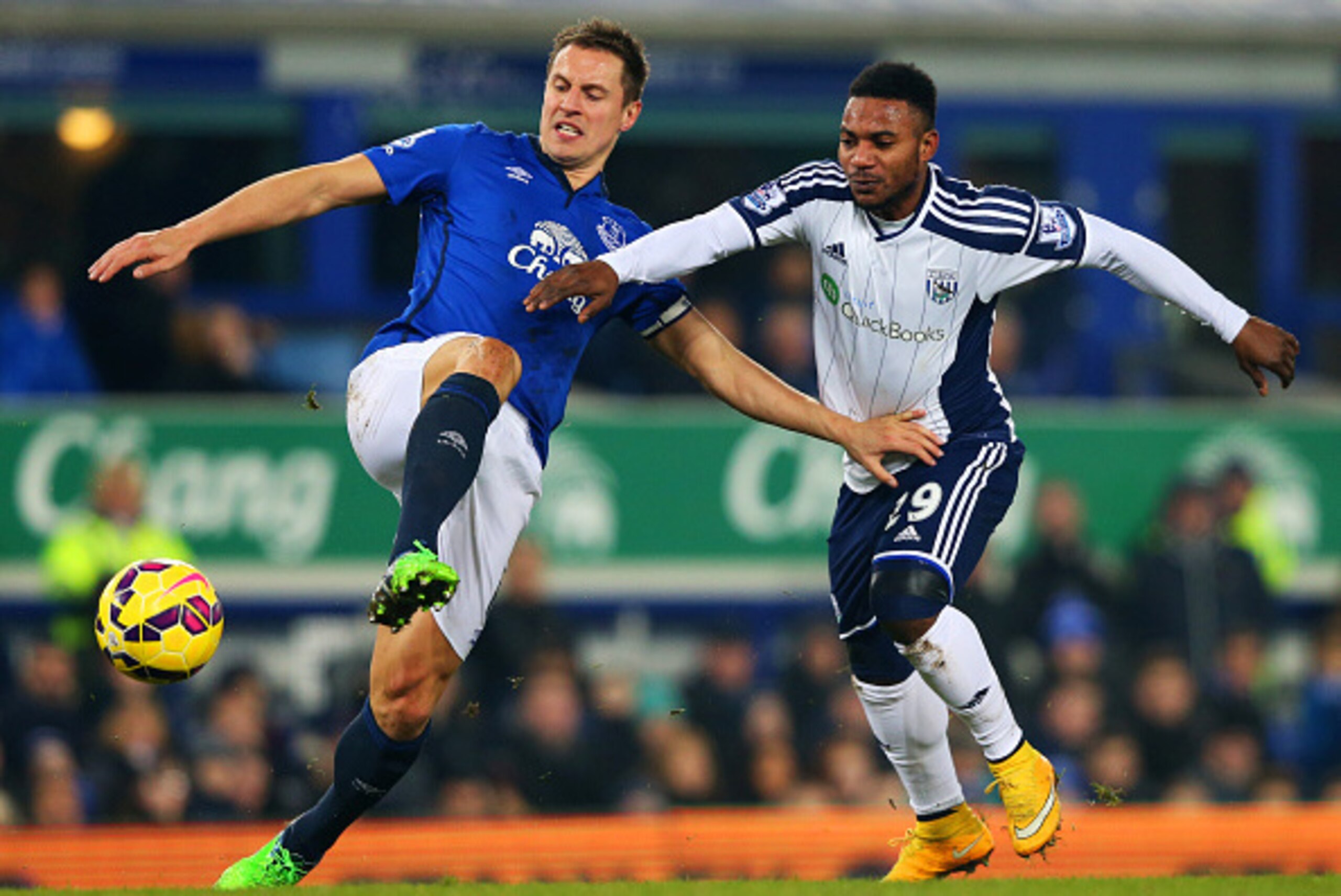 LIVERPOOL, ENGLAND - JANUARY 19:  Phil Jagielka of Everton battles for the ball with Stephane Sessegnon of West Brom during the Barclays Premier League match between Everton and West Bromwich Albion at Goodison Park on January 19, 2015 in Liverpool, Engla
