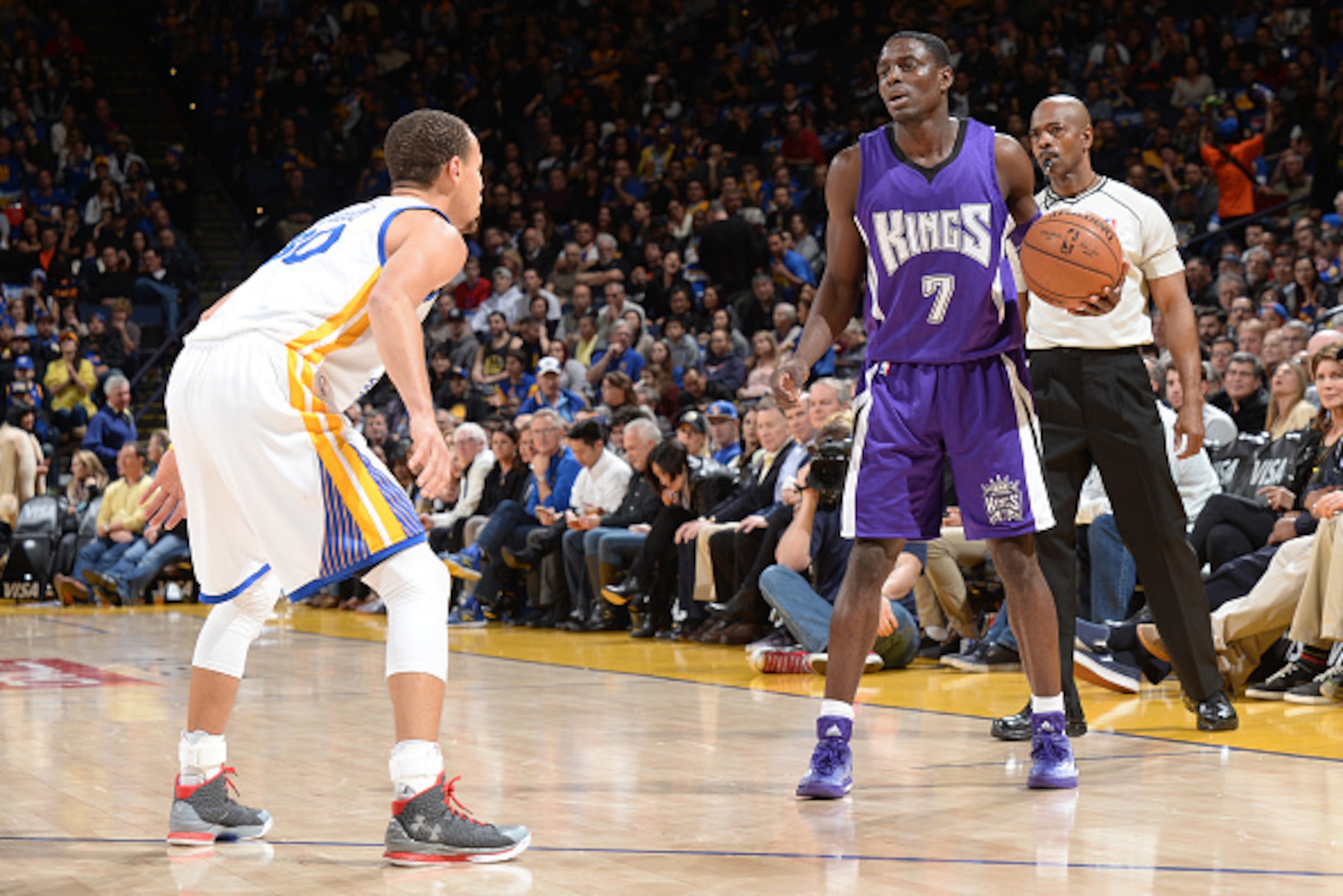 OAKLAND, CA - JANUARY 23: Darren Collison #7 of the Sacramento Kings handles the ball against the Golden State Warriors on January 23, 2015 at Oracle Arena in Oakland, California. NOTE TO USER: User expressly acknowledges and agrees that, by downloading OAKLAND, CA - JANUARY 23: Darren Collison #7 of the Sacramento Kings handles the ball against the Golden State Warriors on January 23, 2015 at Oracle Arena in Oakland, California. NOTE TO USER: User expressly acknowledges and agrees that, by downloading