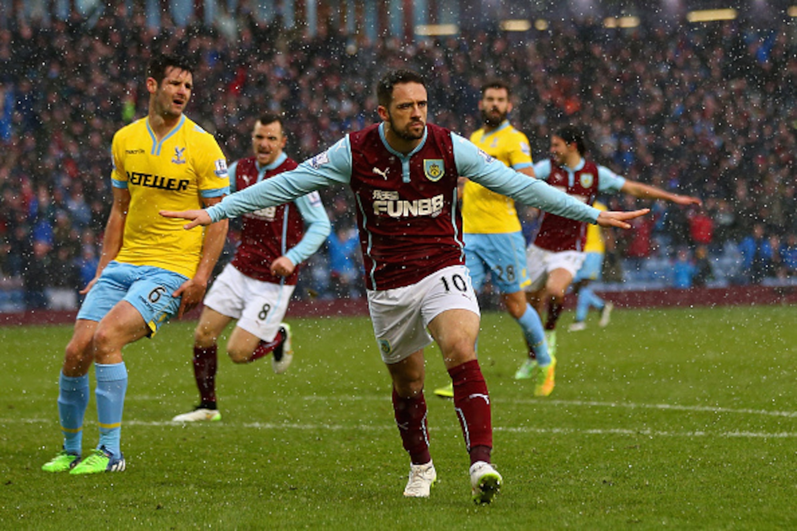 BURNLEY, ENGLAND - JANUARY 17:  Danny Ings of Burnley celebrates scoring their second goal during the Barclays Premier League match between Burnley and Crystal Palace at Turf Moor on January 17, 2015 in Burnley, England.  (Photo by Michael Steele/Getty Im