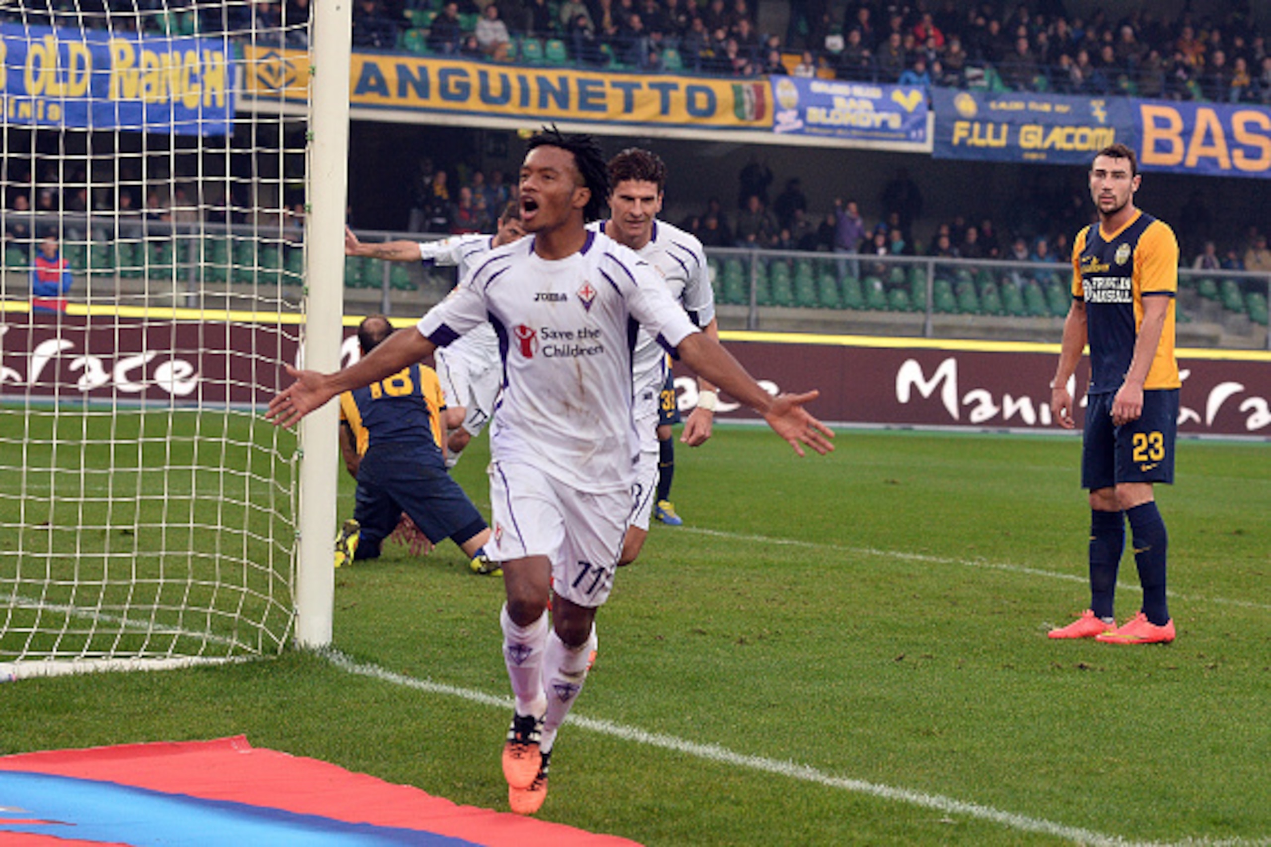 VERONA, ITALY - NOVEMBER 23:  Guillermo Cuadrado # 11 of ACF Fiorentina celebrates after scoring his team's second goal during the Serie A match between Hellas Verona FC and ACF Fiorentina at Stadio Marc'Antonio Bentegodi on November 23, 2014 in Verona, I