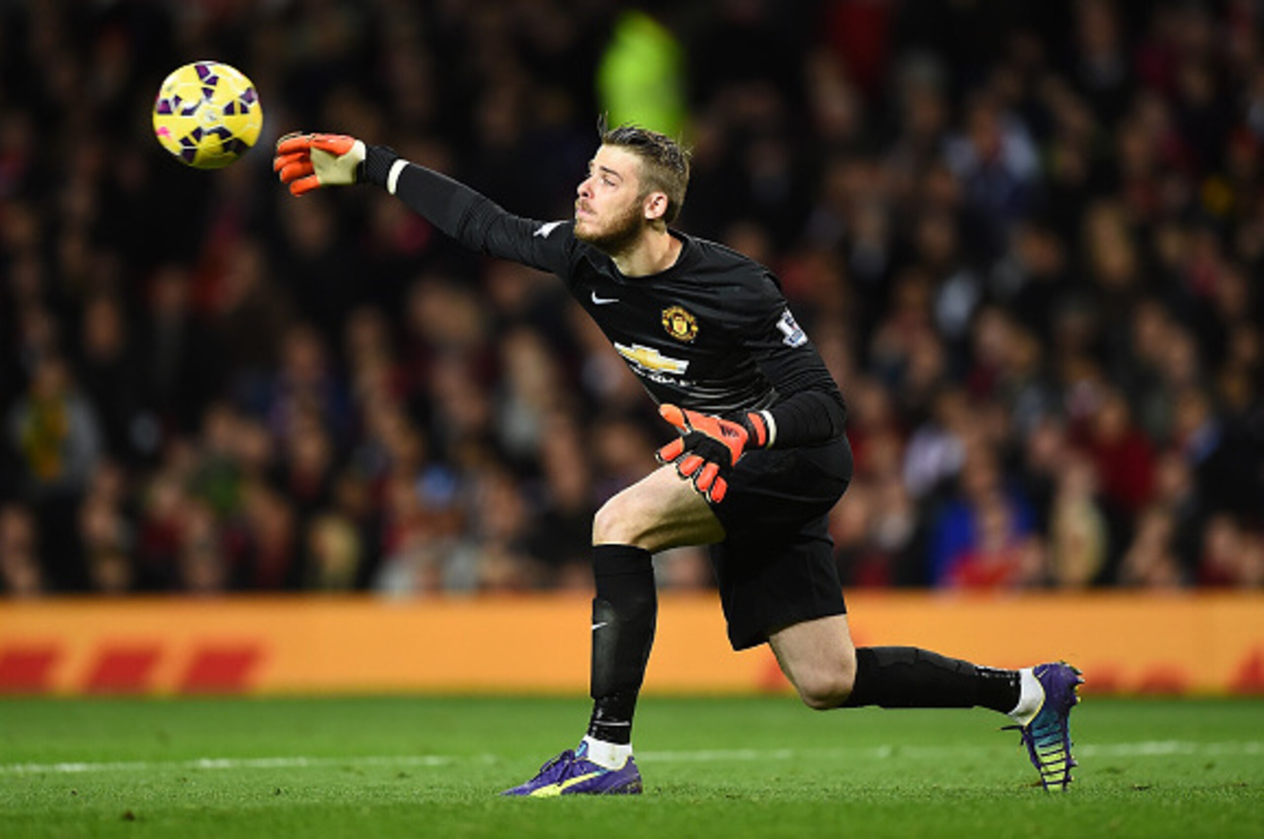 MANCHESTER, ENGLAND - OCTOBER 26:  David De Gea of Manchester United in action during the Barclays Premier League match between Manchester United and Chelsea at Old Trafford on October 26, 2014 in Manchester, England.  (Photo by Laurence Griffiths/Getty I