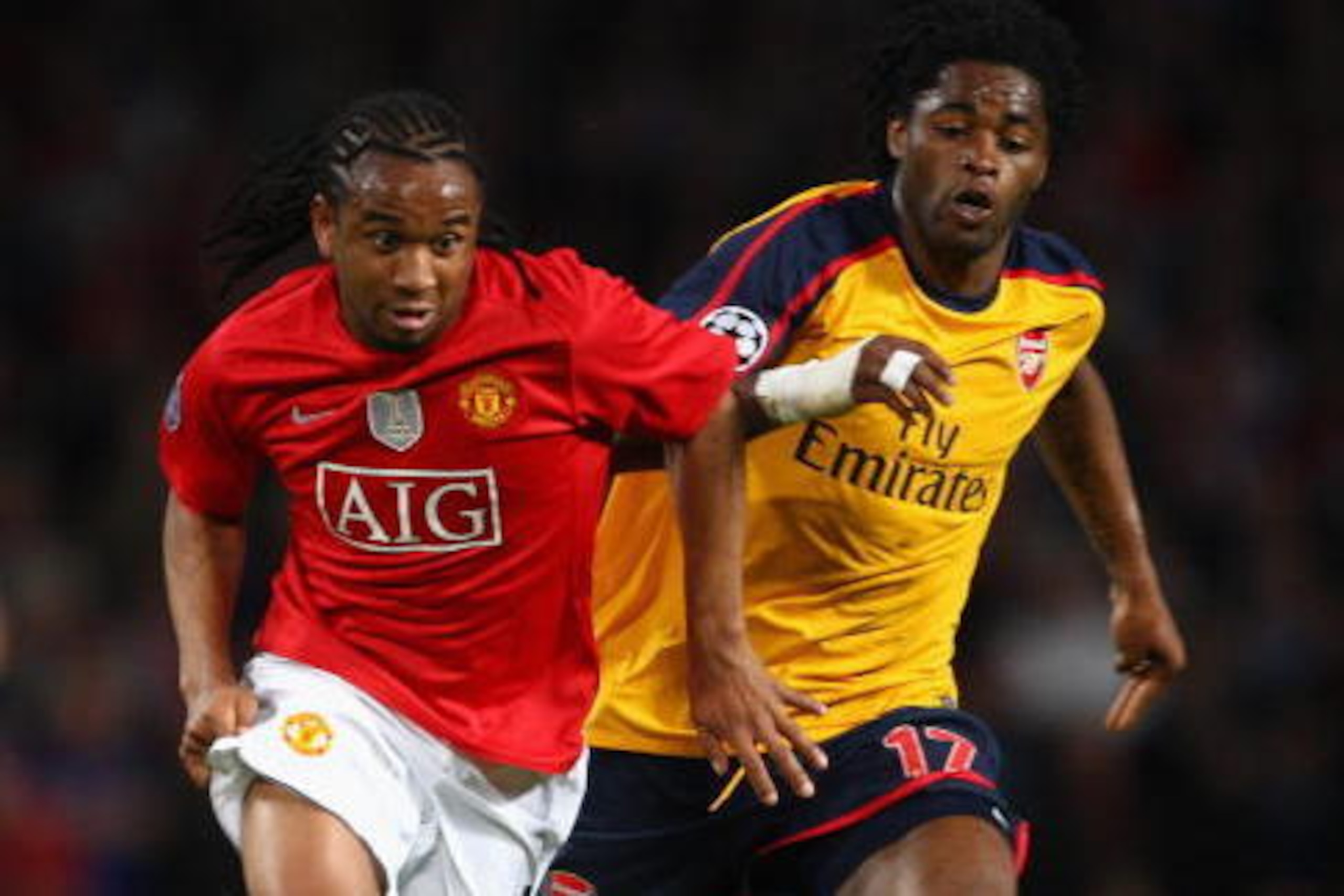 MANCHESTER, UNITED KINGDOM - APRIL 29:  Anderson of Manchester United  tussles for posession with Alexandre Song of Arsenal during the UEFA Champions League Semi Final First Leg match between Manchester United and Arsenal at Old Trafford on April 29, 2009