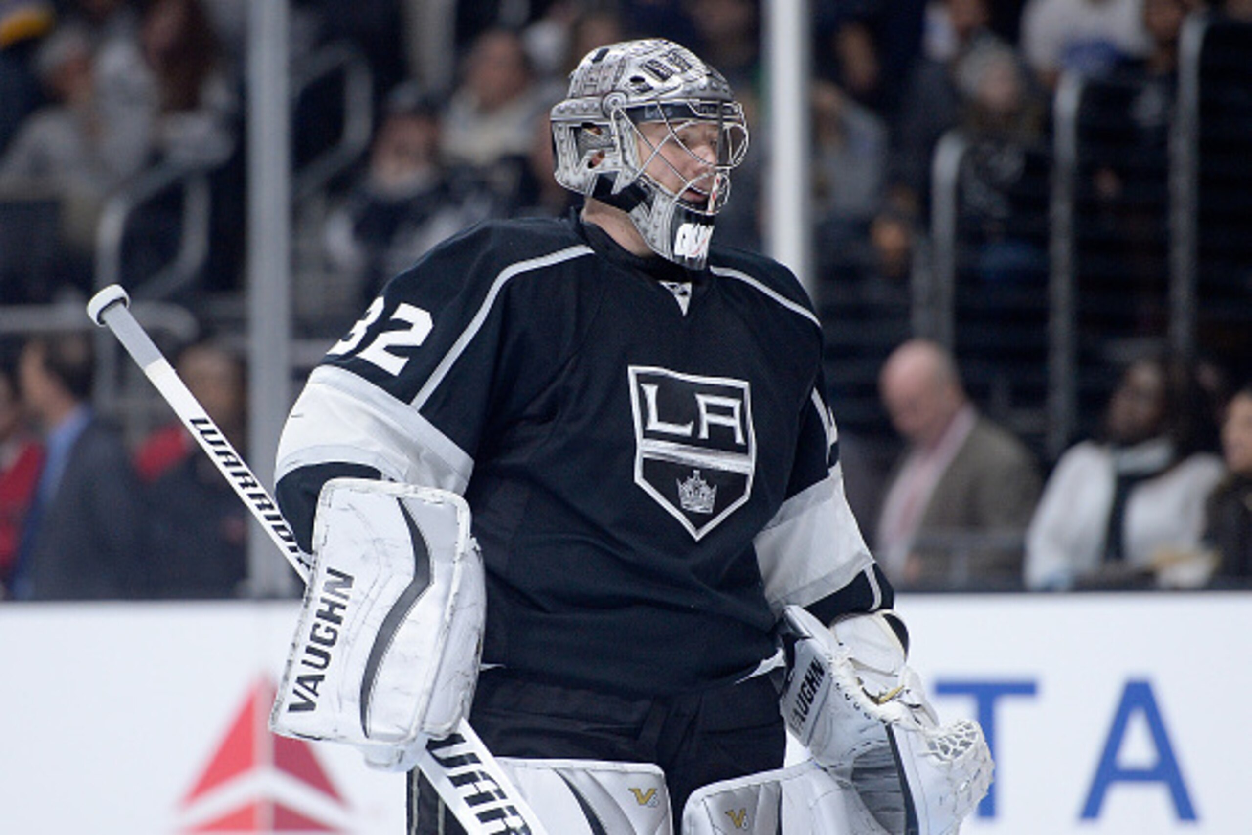 LOS ANGELES, CA - JANUARY 19:  Jonathan Quick #32 of the Los Angeles Kings returns to the net during a stop in play against the Calgary Flames at Staples Center on January 19, 2015 in Los Angeles, California.  (Photo by Harry How/Getty Images)