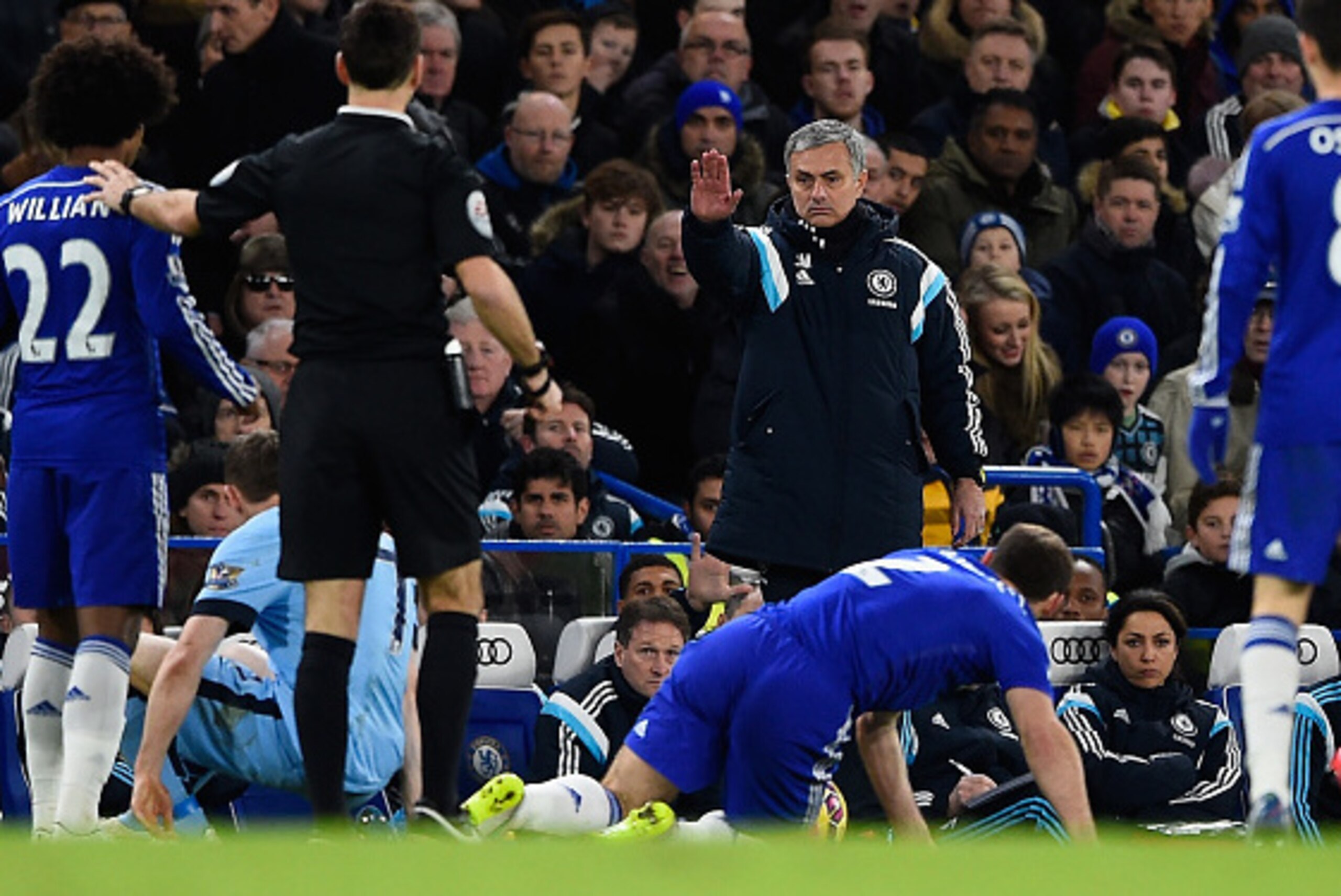 LONDON, ENGLAND - JANUARY 31: Chelsea manager Jose Mourinho (R) gestures to referee Mark Clattenburg during the Barclays Premier League match between Chelsea and Manchester City at Stamford Bridge on January 31, 2015 in London, England. (Photo by Mike H LONDON, ENGLAND - JANUARY 31: Chelsea manager Jose Mourinho (R) gestures to referee Mark Clattenburg during the Barclays Premier League match between Chelsea and Manchester City at Stamford Bridge on January 31, 2015 in London, England. (Photo by Mike H