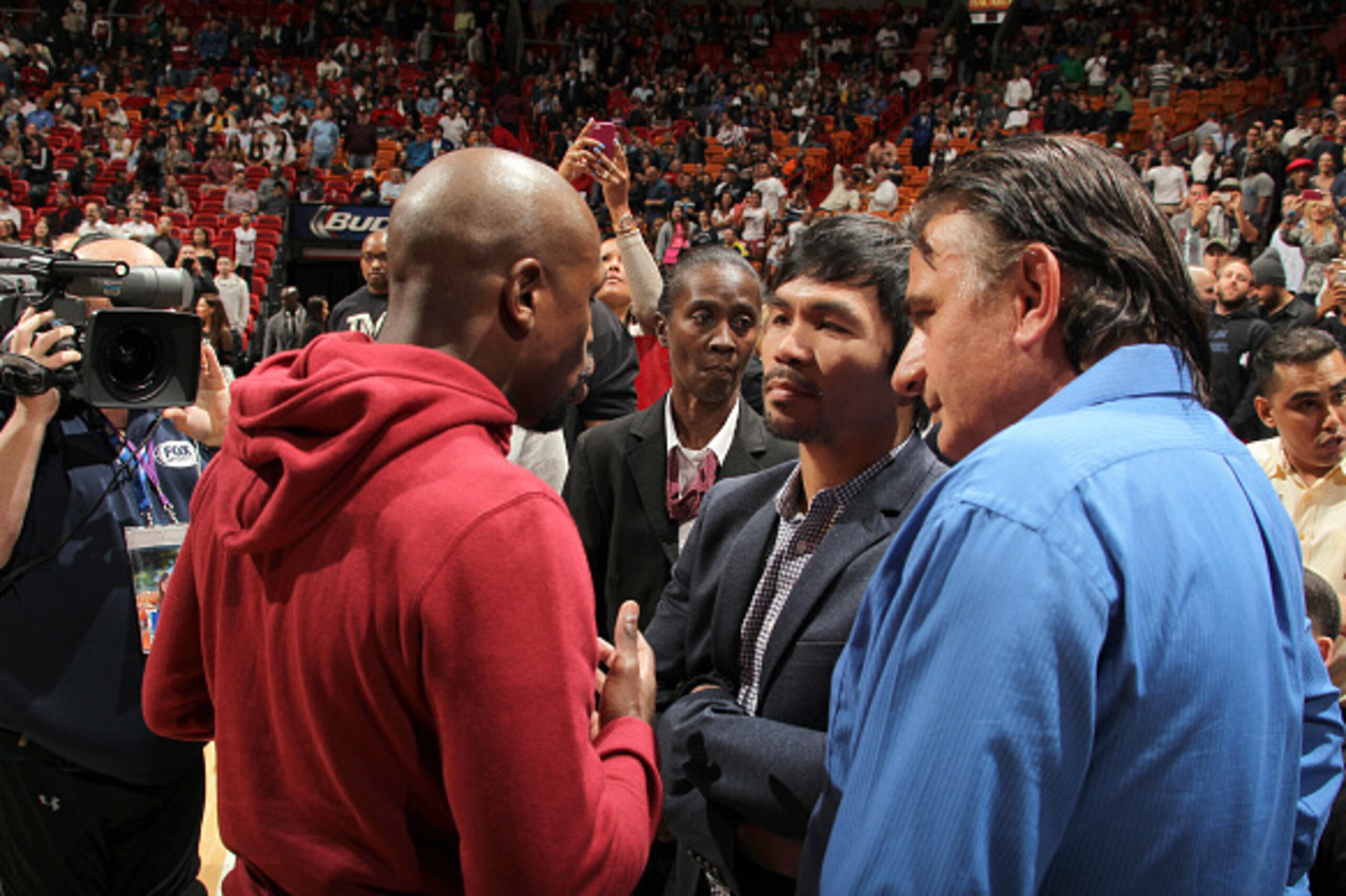 MIAMI, FL - JANUARY 27: Boxers, Manny Pacquiao and Floyd Mayweather Jr talk before the game between the Milwaukee Bucks and Miami Heat on January 27, 2015 at American Airlines Arena in Miami, Florida. NOTE TO USER: User expressly acknowledges and agrees MIAMI, FL - JANUARY 27: Boxers, Manny Pacquiao and Floyd Mayweather Jr talk before the game between the Milwaukee Bucks and Miami Heat on January 27, 2015 at American Airlines Arena in Miami, Florida. NOTE TO USER: User expressly acknowledges and agrees