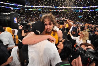 LOS ANGELES - JUNE 17: Kobe Bryant #24 and Pau Gasol #16 of the Los Angeles Lakers celebrate after defeating the Boston Celtics 83-79 in Game Seven of the 2010 NBA Finals on June 17, 2010 at Staples Center in Los Angeles, California.  NOTE TO USER: User e