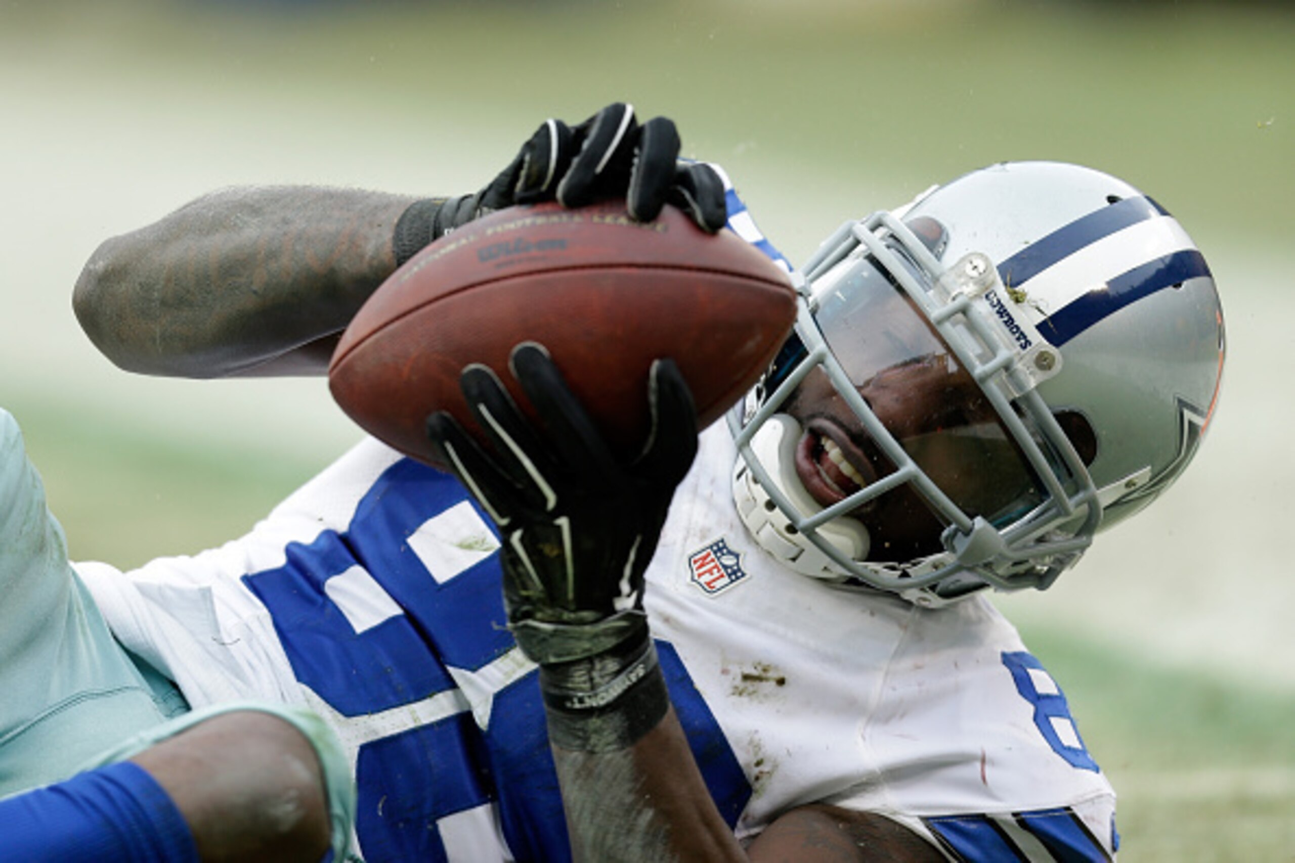 GREEN BAY, WI - JANUARY 11:  Dez Bryant #88 of the Dallas Cowboys attempts a catch over Sam Shields #37 of the Green Bay Packers during the 2015 NFC Divisional Playoff game at Lambeau Field on January 11, 2015 in Green Bay, Wisconsin. Initially ruled a ca