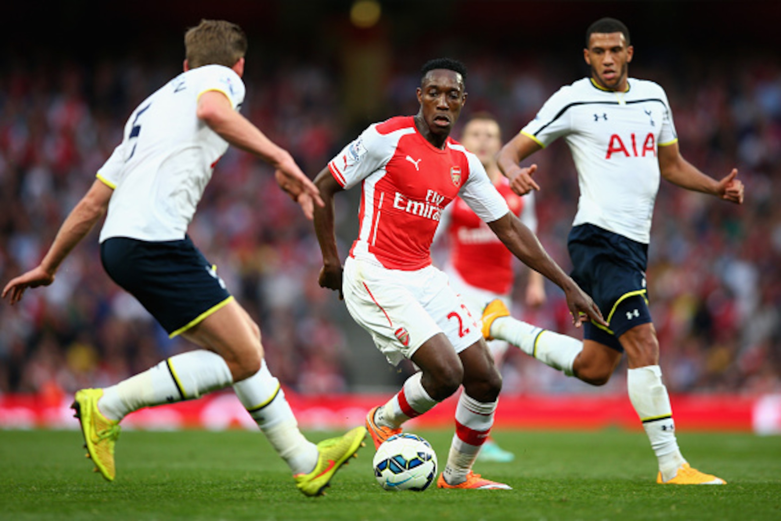 LONDON, ENGLAND - SEPTEMBER 27:  Danny Welbeck of Arsenal is closed down by Jan Vertonghen of Tottenham Hotspur during the Barclays Premier League match between Arsenal and Tottenham Hotspur at Emirates Stadium on September 27, 2014 in London, England.  (