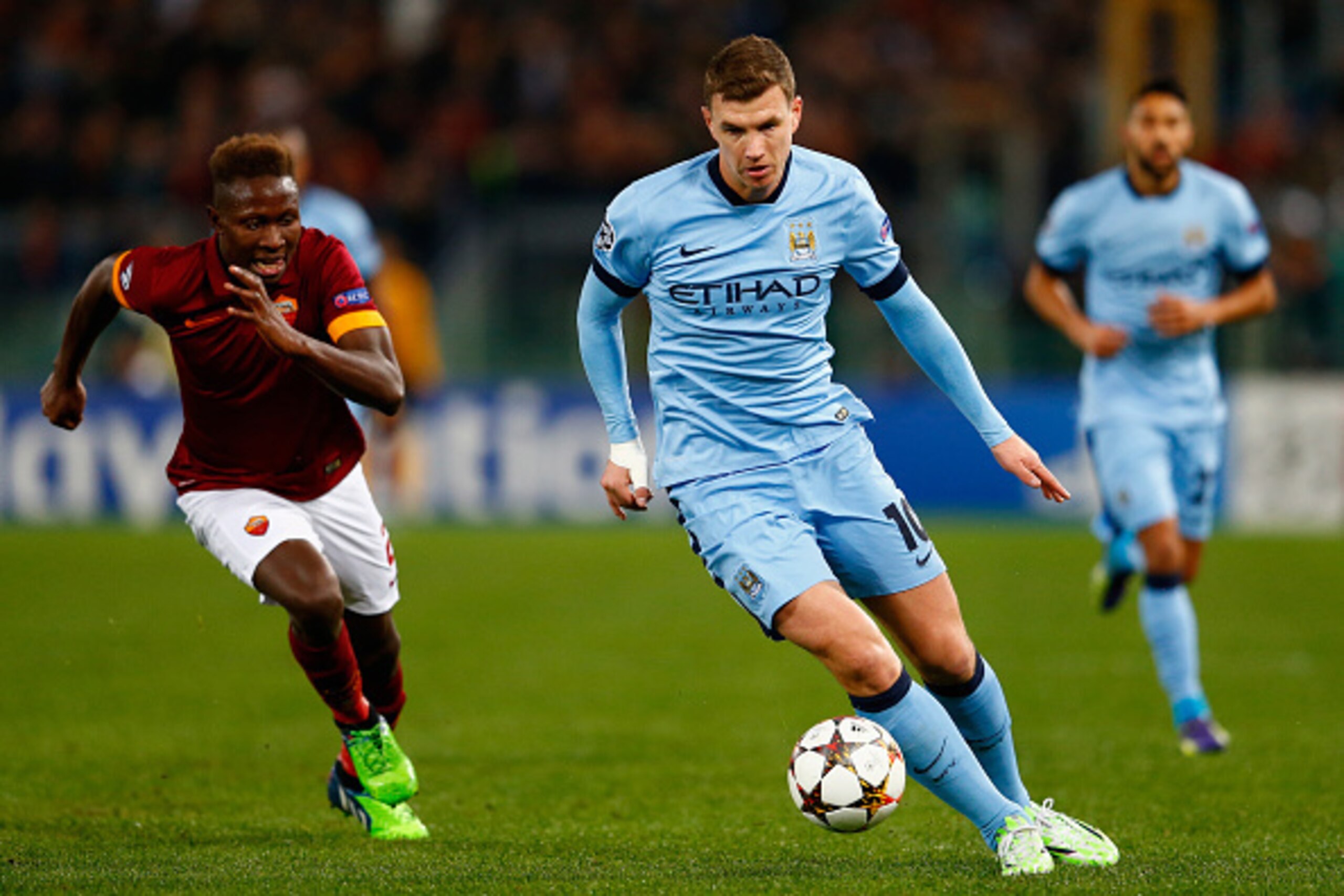 ROME, ITALY - DECEMBER 10:  Edin Dzeko of Manchester City battles with Mapou Yanga-Mbiwa of AS Roma during the UEFA Champions League Group E match between AS Roma and Manchester City FC at Stadio Olimpico on December 10, 2014 in Rome, Italy.  (Photo by Ju