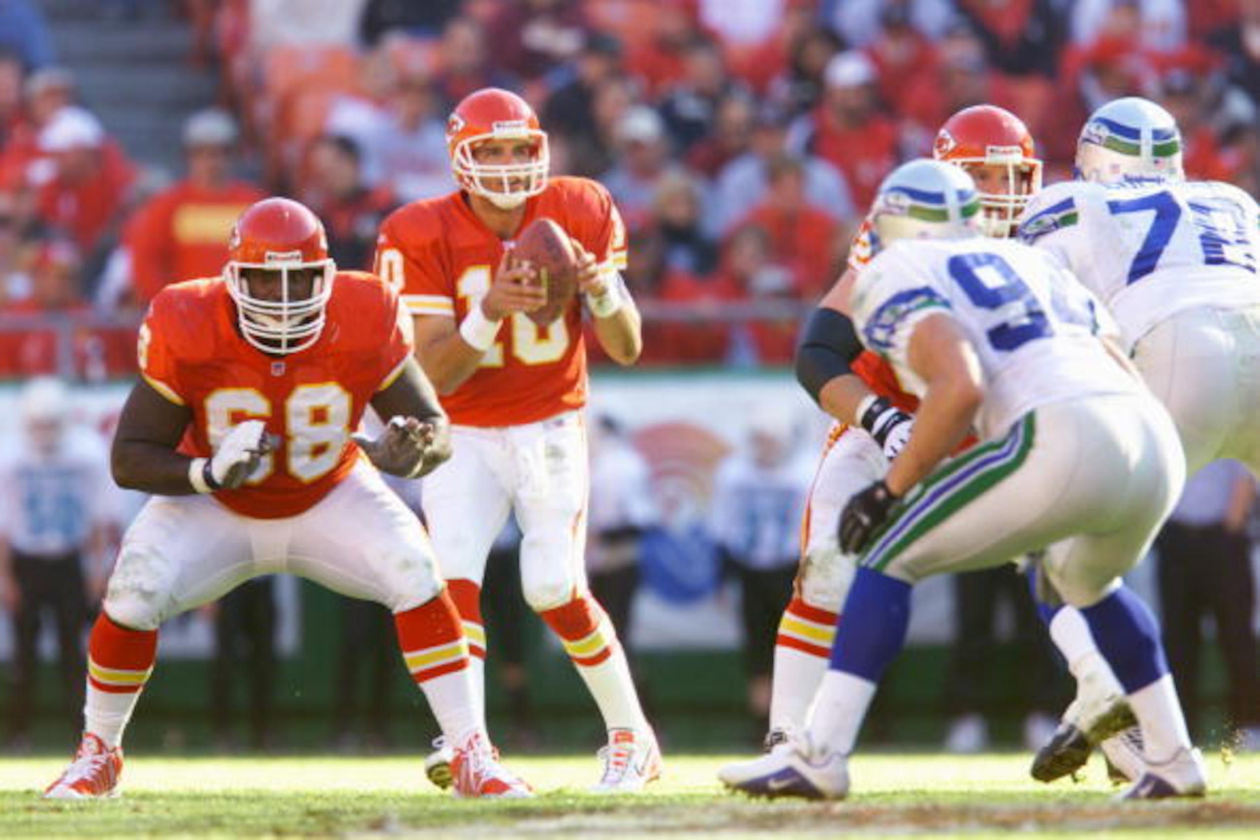 25 Nov 2001 : Will Shields #68 of the Kansas City Chiefs awaits his turn as quarterback Trent Dilfer #10 calls the play during the game against the Seattle Seahawks at Arrowhead Stadium in Kansas City, Missouri.  The Chiefs won 19-7. DIGITAL IMAGE. Mandat