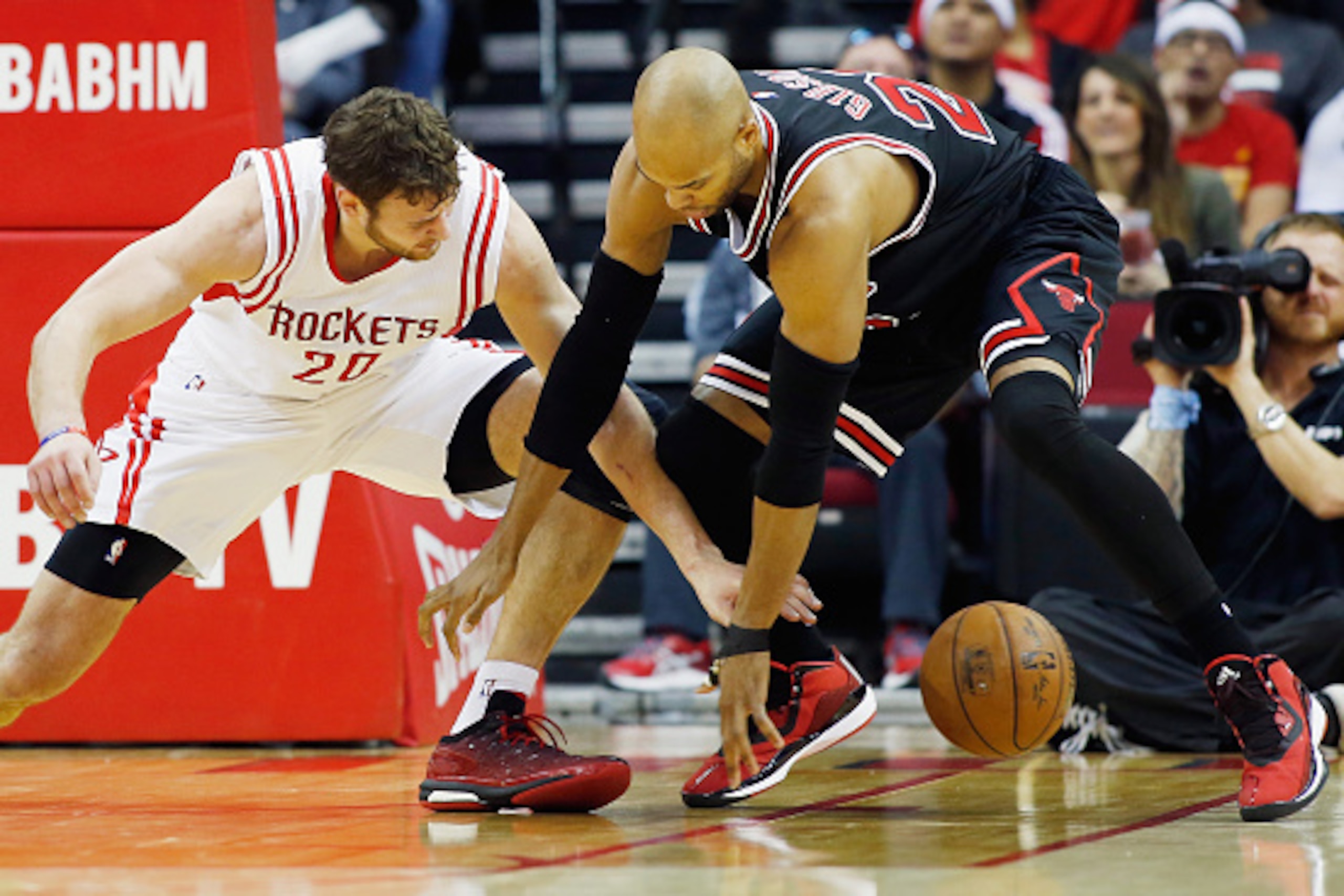 HOUSTON, TX - FEBRUARY 4:   Donatas Motiejunas #20 of the Houston Rockets and Taj Gibson #22 of the Chicago Bulls battle for a loose basketball during their game at the Toyota Center on February 4, 2015 in Houston, Texas..  NOTE TO USER: User expressly ac