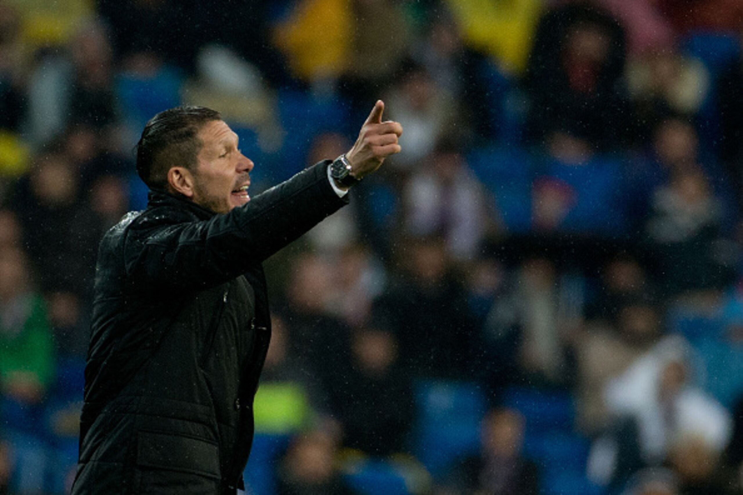 MADRID, SPAIN - JANUARY 15: Head coach Diego Pablo Simeone of Atletico de Madrid gives instructions during the Copa del Rey Round of 16  second leg match between Real Madrid CF and Club Atletico de Madrid at Estadio Santiago Bernabeu on January 15, 2015 i