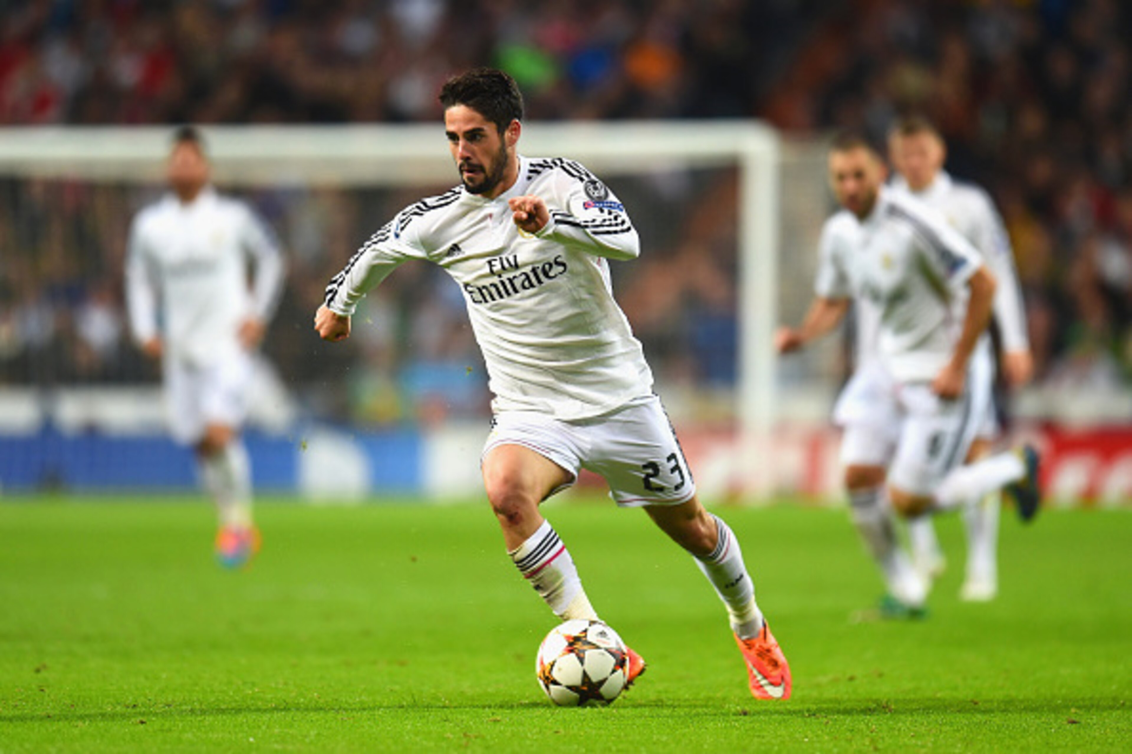 MADRID, SPAIN - NOVEMBER 04: Isco of Real Madrid CF on the ball during the UEFA Champions League Group B match between Real Madrid CF and Liverpool FC at Estadio Santiago Bernabeu on November 4, 2014 in Madrid, Spain.  (Photo by Shaun Botterill/Getty Imag