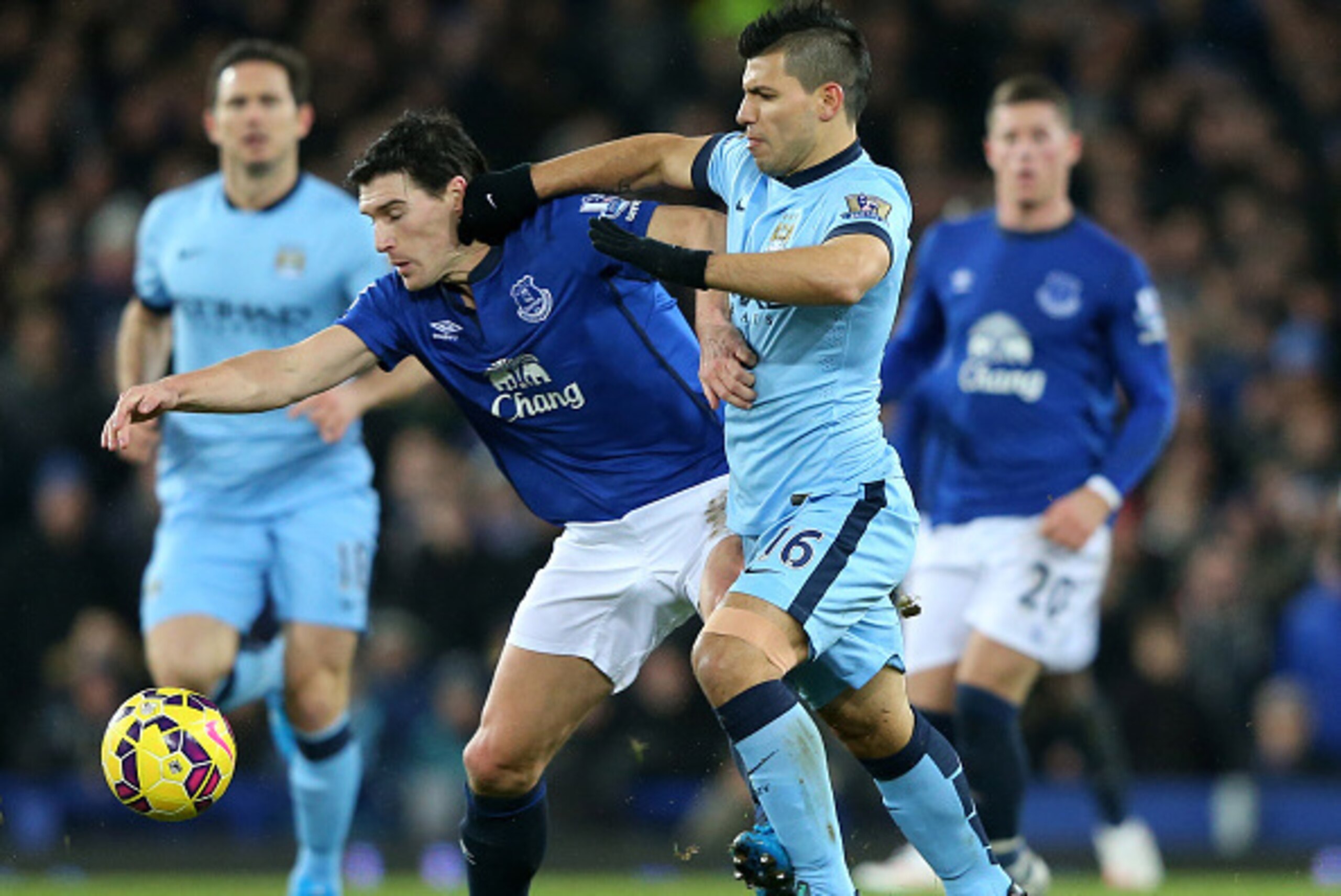 LIVERPOOL, ENGLAND - JANUARY 10:  Gareth Barry of Everton and Sergio Aguero of Manchester City battle for the ball during the Barclays Premier League match between Everton and Manchester City at Goodison Park on January 10, 2015 in Liverpool, England.  (P