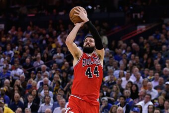 OAKLAND, CA - JANUARY 27:  Nikola Mirotic #44 of the Chicago Bulls in action against the Golden State Warriors at ORACLE Arena on January 27, 2015 in Oakland, California. NOTE TO USER: User expressly acknowledges and agrees that, by downloading and or usi