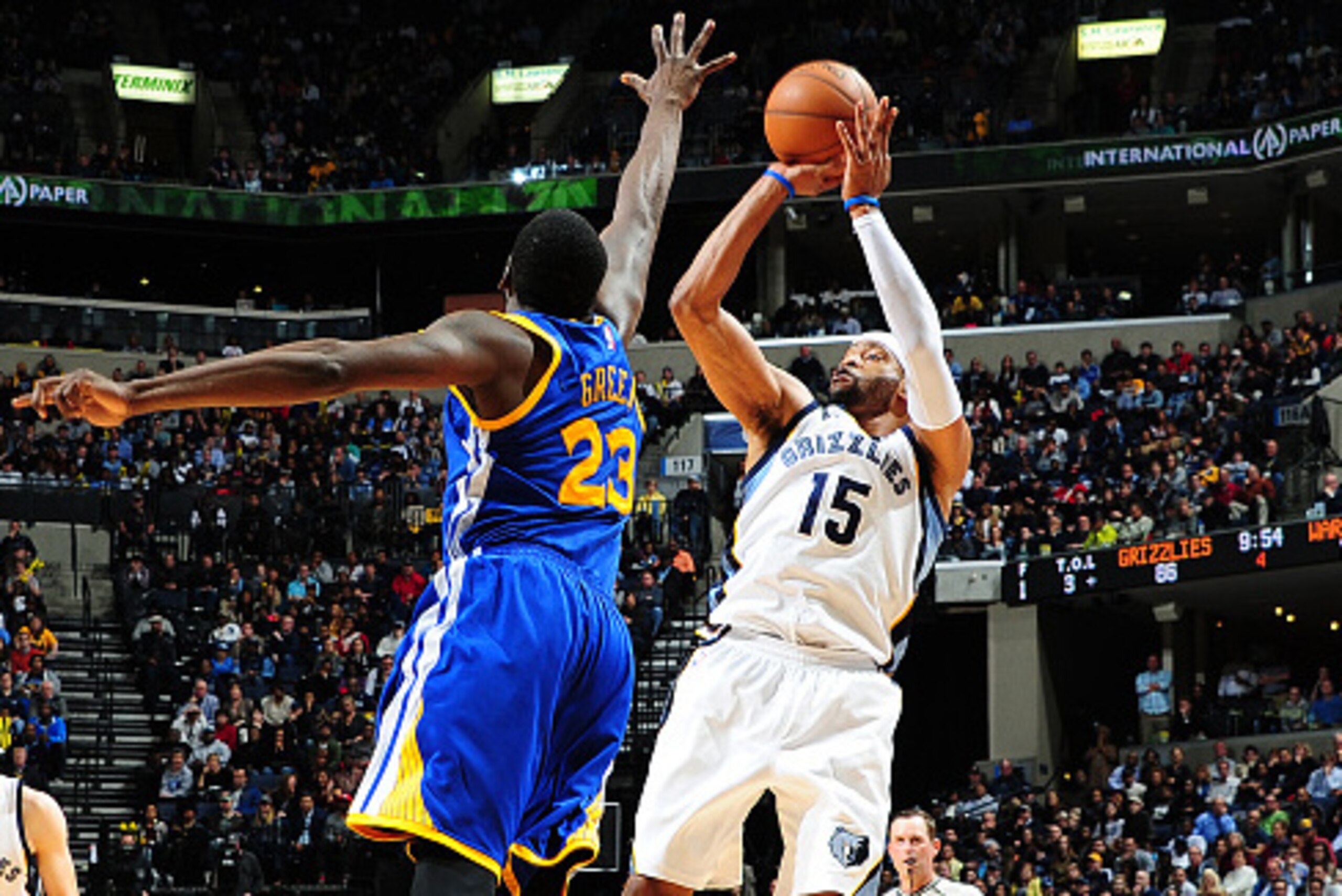 MEMPHIS, TN - DECEMBER 16: Vince Carter #15 of the Memphis Grizzlies puts up a shot against the Golden State Warriors on December 16, 2014 at the FedEx Forum in Memphis, Tennessee.  NOTE TO USER: User expressly acknowledges and agrees that, by downloading