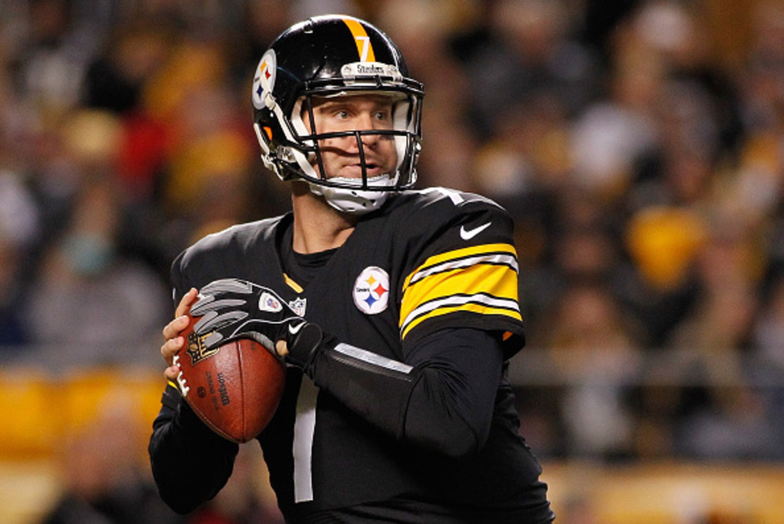 PITTSBURGH, PA - NOVEMBER 02:  Ben Roethlisberger #7 of the Pittsburgh Steelers looks to pass during the first quarter against the Baltimore Ravens at Heinz Field on November 2, 2014 in Pittsburgh, Pennsylvania.  (Photo by Justin K. Aller/Getty Images)