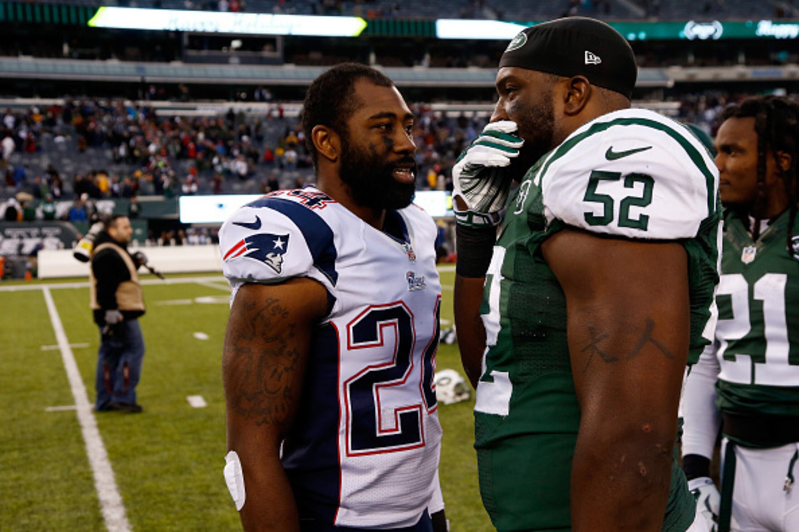 EAST RUTHERFORD, NJ - DECEMBER 21: Cornerback Darrelle Revis #24 of the New England Patriots meets with inside linebacker David Harris #52 of the New York Jets following a game at MetLife Stadium on December 21, 2014 in East Rutherford, New Jersey.  (Phot