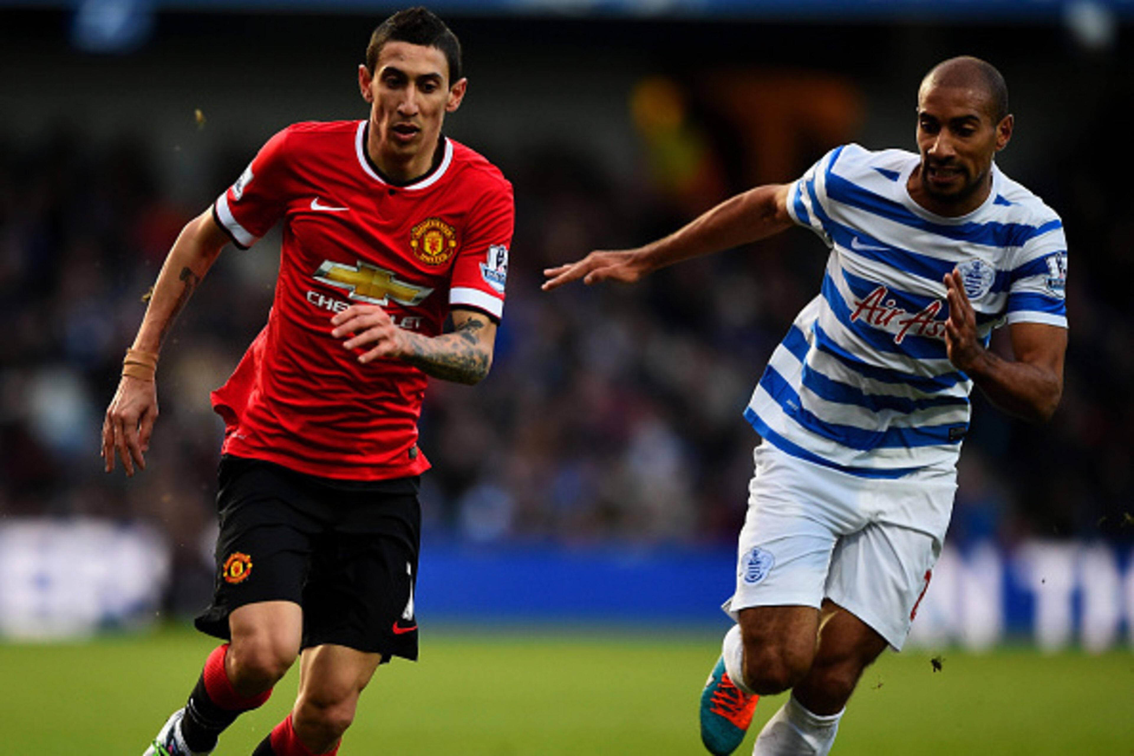 LONDON, ENGLAND - JANUARY 17:  Angel di Maria of Manchester United runs with the ball under pressure from Karl Henry of QPR during the Barclays Premier League match between Queens Park Rangers and Manchester United at Loftus Road on January 17, 2015 in Lo