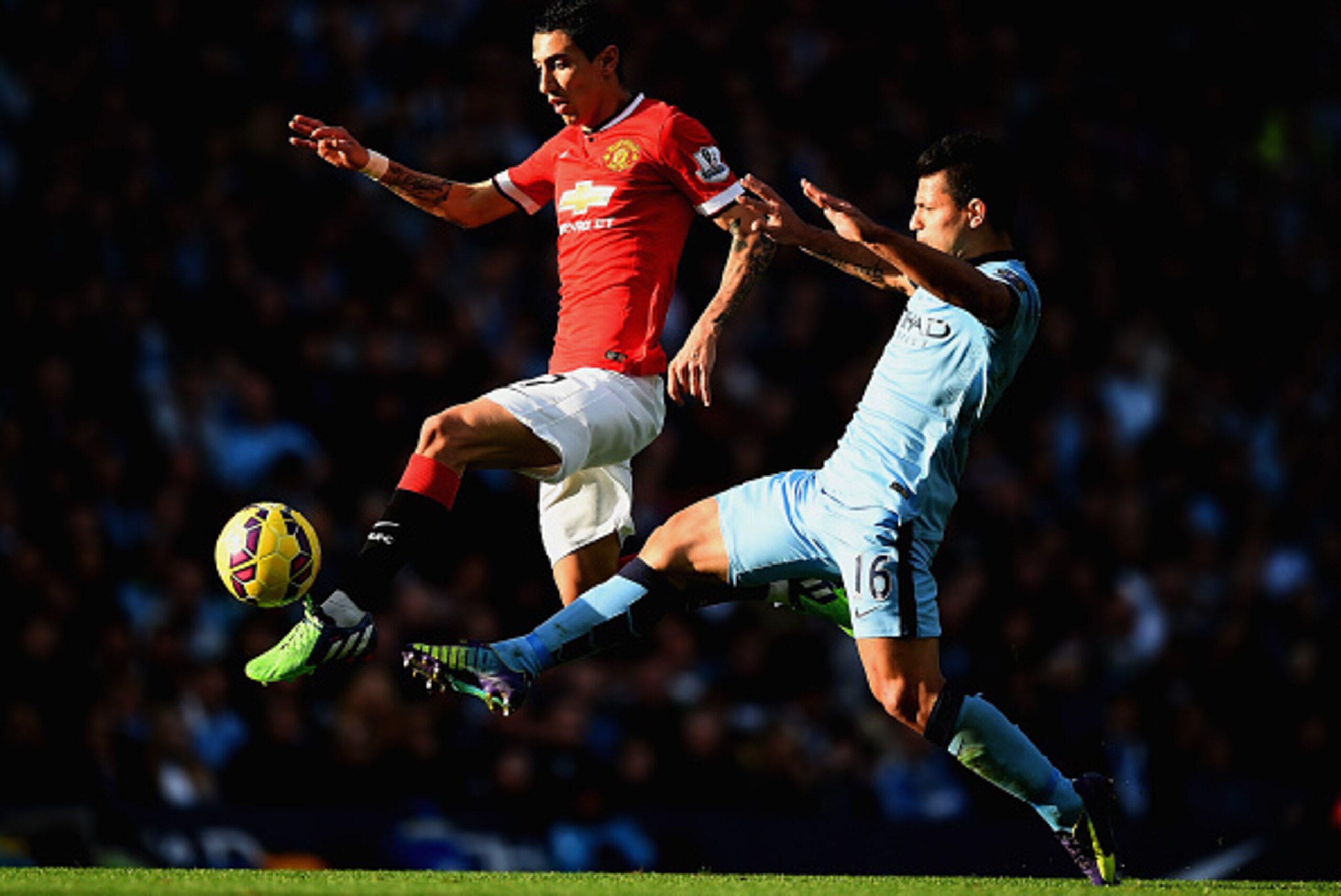 MANCHESTER, ENGLAND - NOVEMBER 02: Sergio Aguero of Manchester City challenges Angel di Maria of Manchester United during the Barclays Premier League match between Manchester City and Manchester United at Etihad Stadium on November 2, 2014 in Manchester, MANCHESTER, ENGLAND - NOVEMBER 02: Sergio Aguero of Manchester City challenges Angel di Maria of Manchester United during the Barclays Premier League match between Manchester City and Manchester United at Etihad Stadium on November 2, 2014 in Manchester,