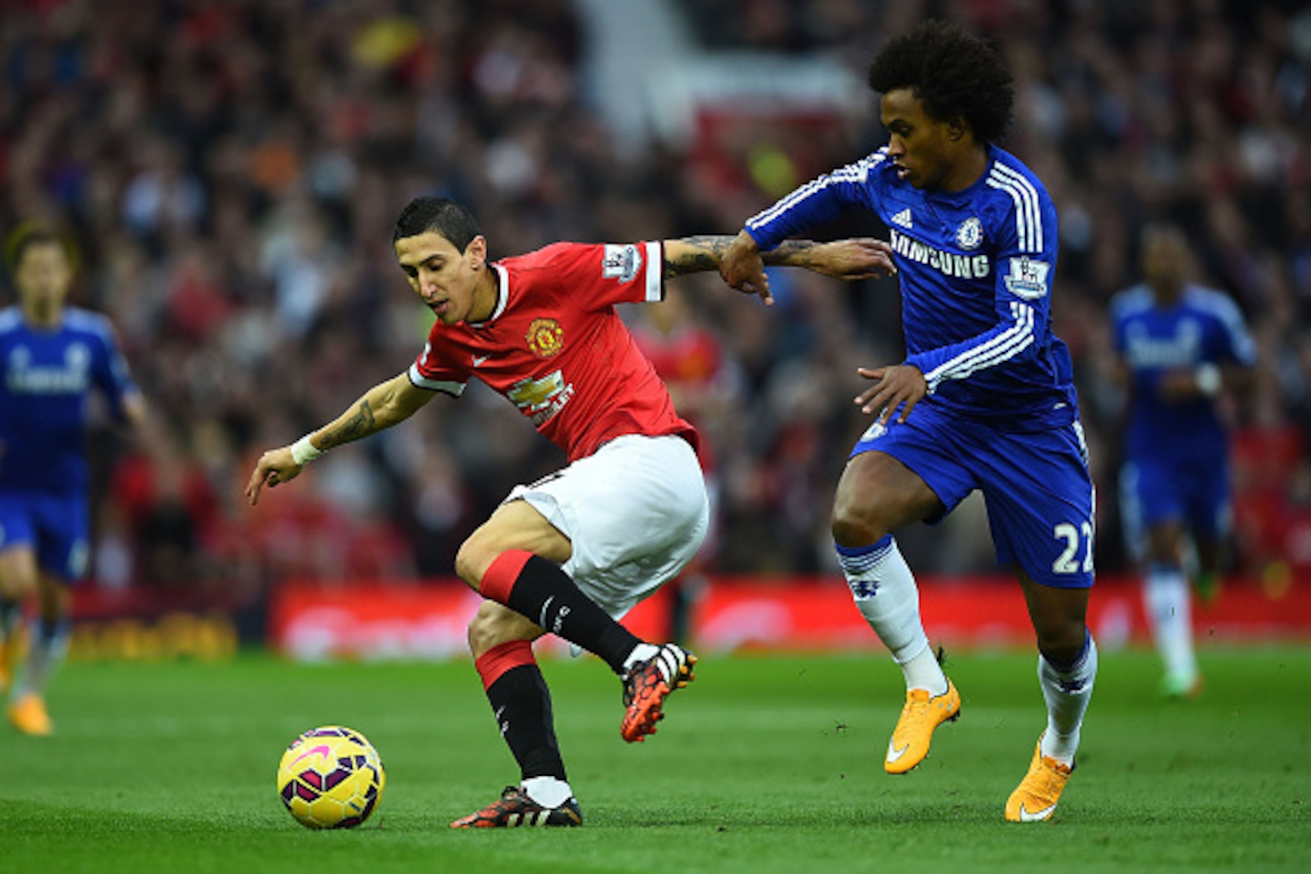 MANCHESTER, ENGLAND - OCTOBER 26: Angel Di Maria of Manchester United competes with Willian of Chelsea during the Barclays Premier League match between Manchester United and Chelsea at Old Trafford on October 26, 2014 in Manchester, England. (Photo by L MANCHESTER, ENGLAND - OCTOBER 26: Angel Di Maria of Manchester United competes with Willian of Chelsea during the Barclays Premier League match between Manchester United and Chelsea at Old Trafford on October 26, 2014 in Manchester, England. (Photo by L