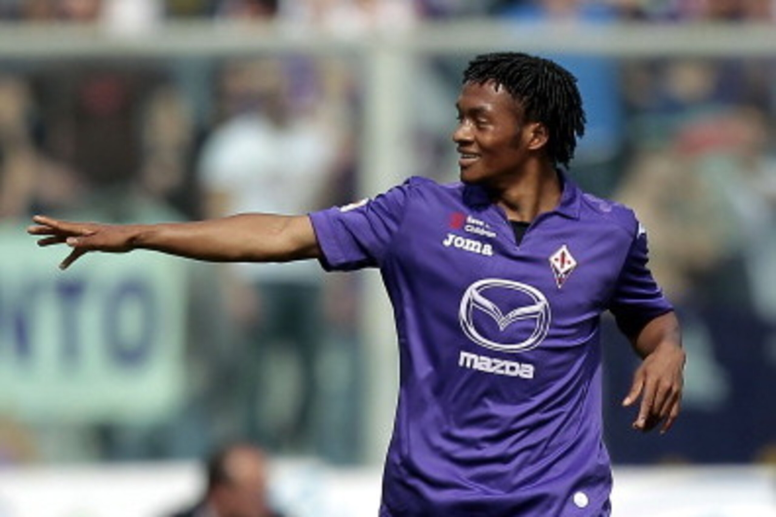 FLORENCE, ITALY - APRIL 06: Guillermo Cuadrado of ACF Fiorentina celebrates after scoring a goal during the Serie A match between ACF Fiorentina and Udinese Calcio at Stadio Artemio Franchi on April 6, 2014 in Florence, Italy. (Photo by Gabriele Maltinti FLORENCE, ITALY - APRIL 06: Guillermo Cuadrado of ACF Fiorentina celebrates after scoring a goal during the Serie A match between ACF Fiorentina and Udinese Calcio at Stadio Artemio Franchi on April 6, 2014 in Florence, Italy. (Photo by Gabriele Maltinti