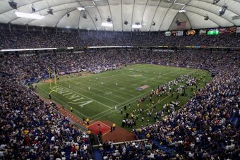 MINNEAPOLIS, MN - SEPTEMBER 09:  A sell out crowd of 62,815 fans witness the opening kickoff as the Minnesota Vikings defeated the Atlanta Falcons 24-3 at the Metrodome on September 9, 2007 in Minneapolis, Minnesota.  (Photo by Doug Pensinger/Getty Images