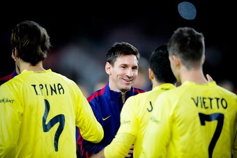 BARCELONA, SPAIN - FEBRUARY 01:  Lionel Messi of FC Barcelona shakes hands with Villarreal CF players prior to the La Liga match between FC Barcelona and Villarreal CF at Camp Nou on February 1, 2015 in Barcelona, Spain.  (Photo by David Ramos/Getty Image