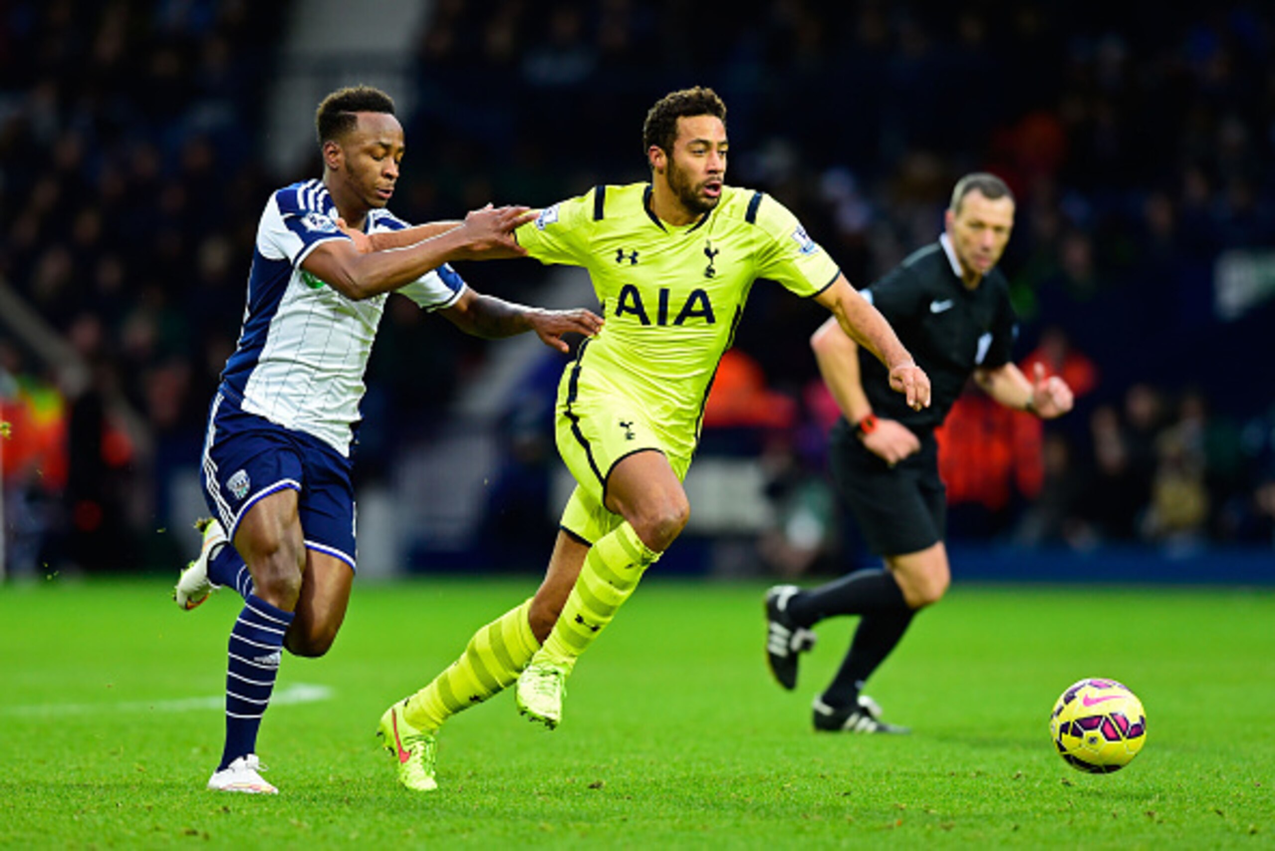 WEST BROMWICH, ENGLAND - JANUARY 31:  Mousa Dembele of Spurs holds off the challenge from Saido Berahino of West Brom during the Barclays Premier League match between West Bromwich Albion and Tottenham Hotspur at The Hawthorns on January 31, 2015 in West 