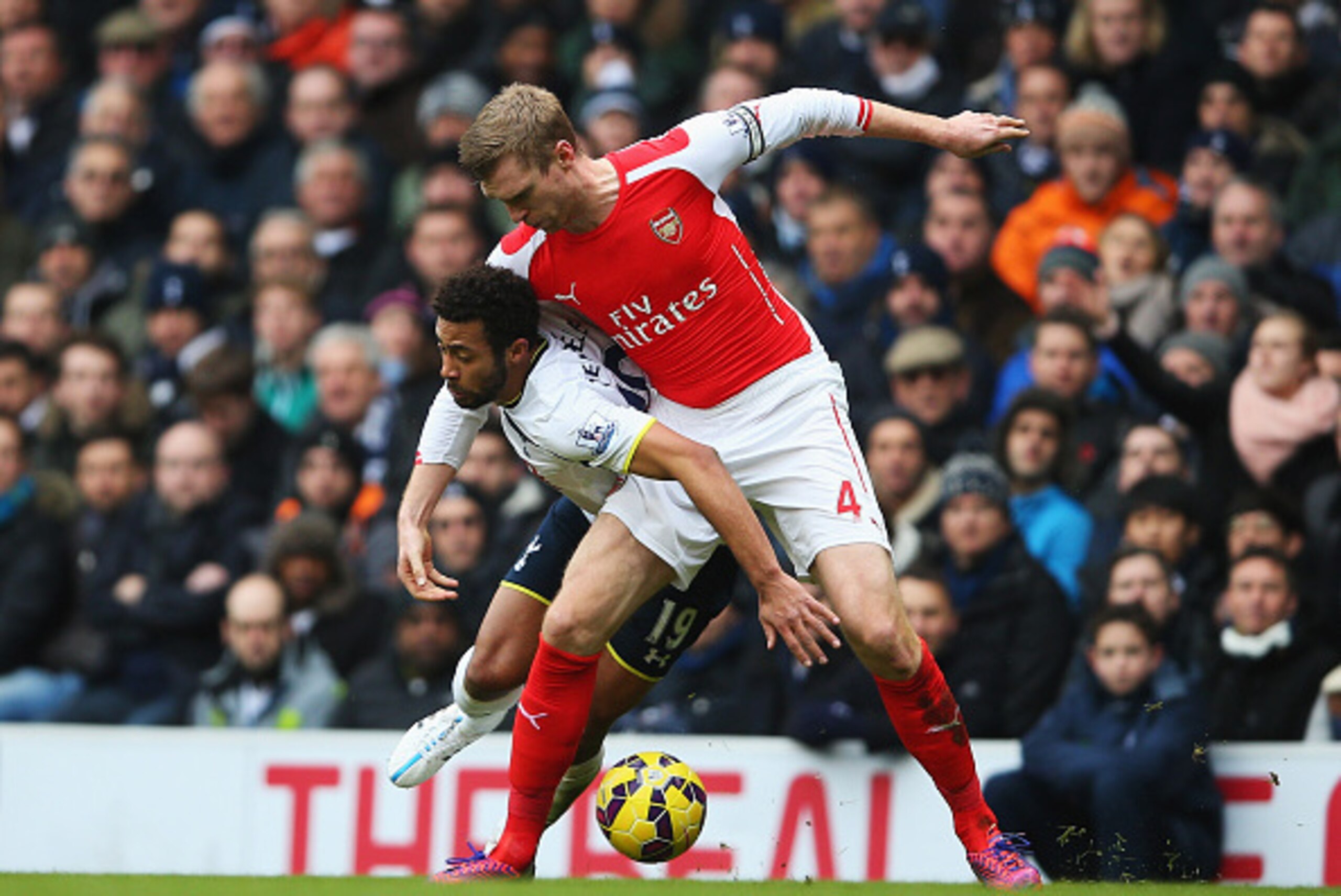 LONDON, ENGLAND - FEBRUARY 07:  Mousa Dembele of Tottenham Hotspur is challenged by Per Mertesacker of Arsenal during the Barclays Premier League match between Tottenham Hotspur and Arsenal at White Hart Lane on February 7, 2015 in London, England.  (Phot