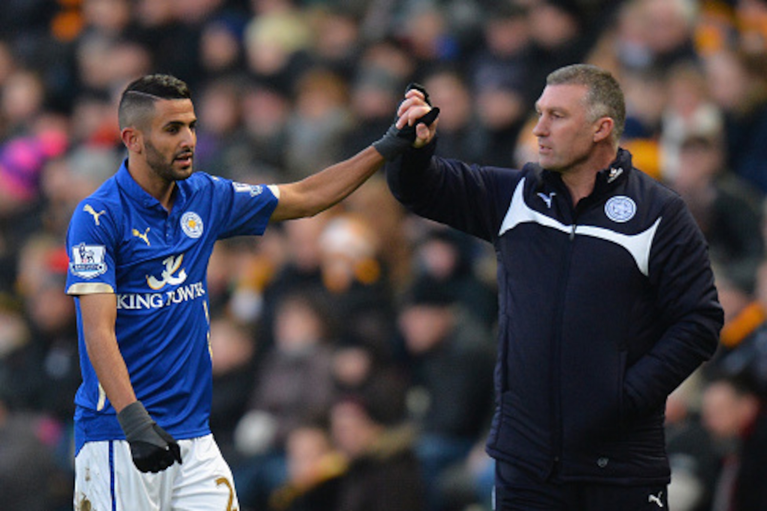 HULL, ENGLAND - DECEMBER 28:  Nigel Pearson, manager of Leicester City congratulates Riyad Mahrez of Leicester City on the scoring the opening goal during the Barclays Premier League match between Hull City and Leicester City at KC Stadium on December 28,