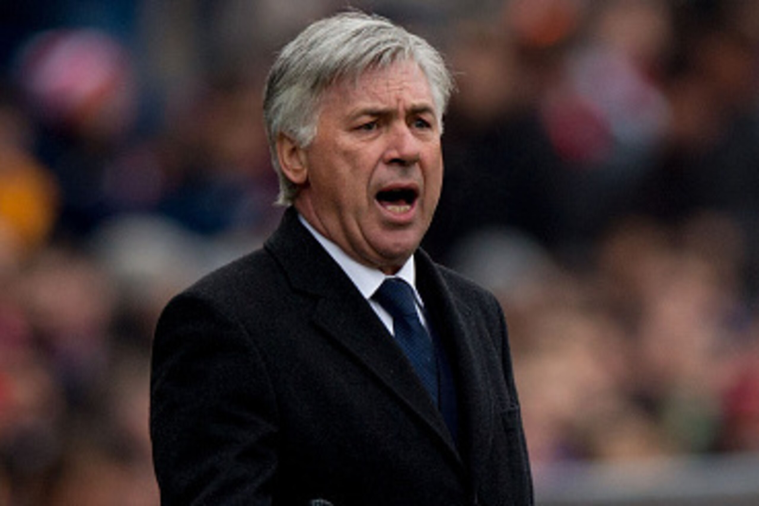 MADRID, SPAIN - FEBRUARY 07: Head coach Carlo Ancelotti of Real Madrid CF gives instructions during the La Liga match between Club Atletico de Madrid and Real Madrid CF at Vicente Calderon Stadium on February 7, 2015 in Madrid, Spain.  (Photo by Gonzalo A