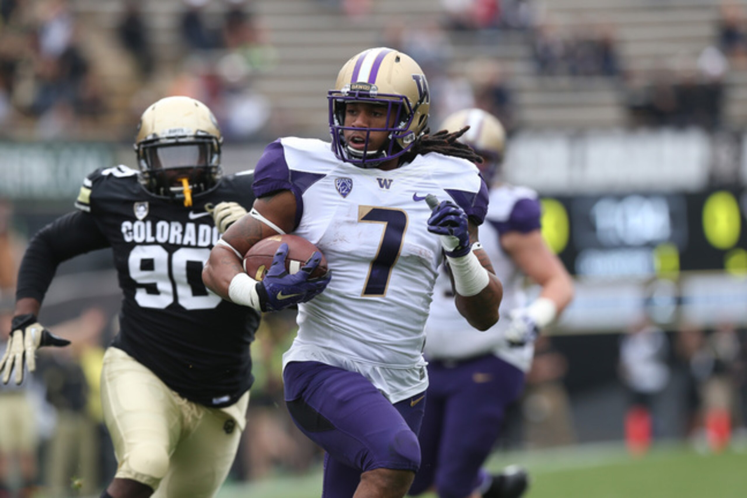 Shaq Thompson (No. 7) carrying the rock for the Huskies against Colorado.