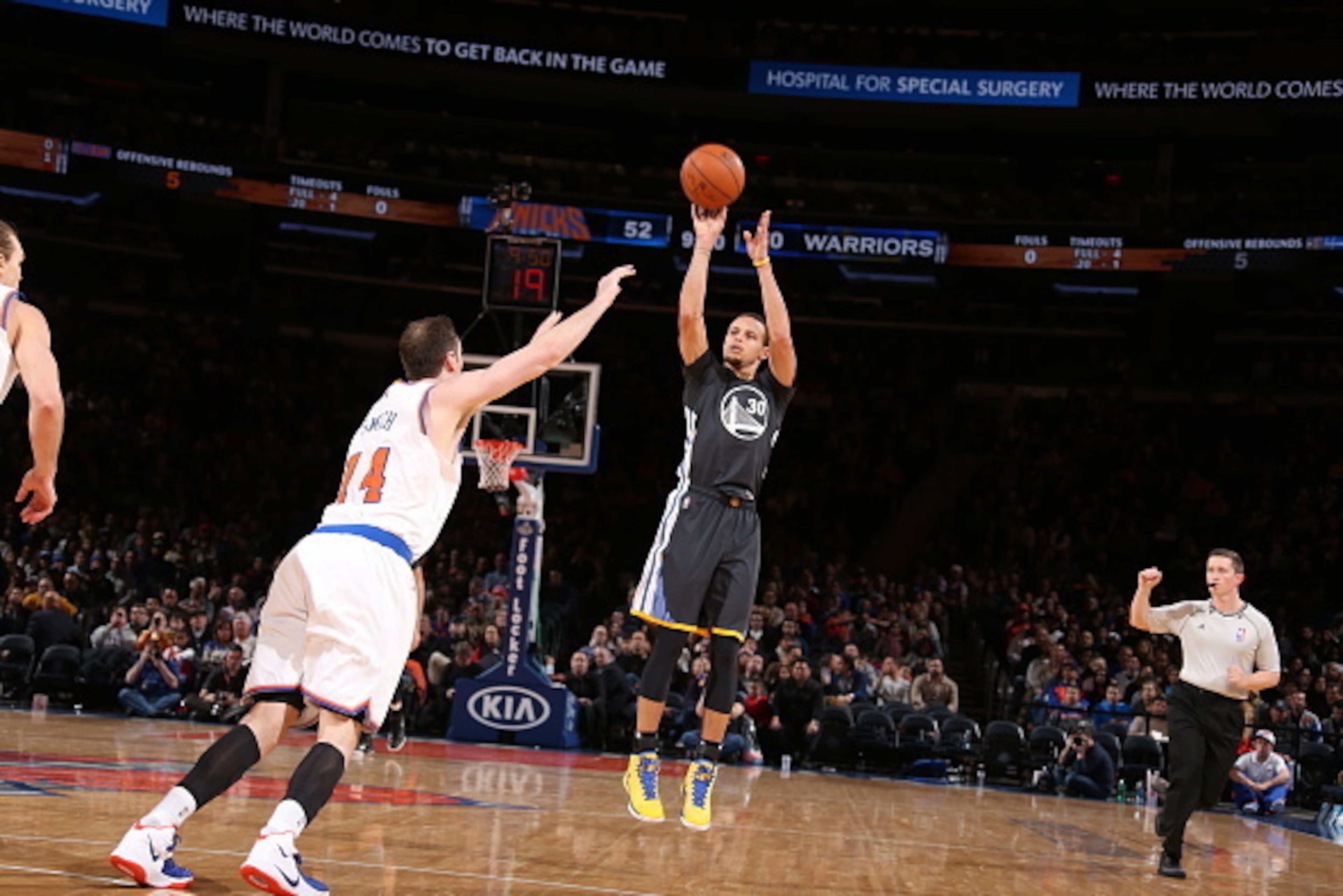 NEW YORK, NY - FEBRUARY 7:  Stephen Curry #30 of the Golden State Warriors shoots against the New York Knicks on February 7, 2015 at Madison Square Garden in New York City.  NOTE TO USER: User expressly acknowledges and agrees that, by downloading and or 