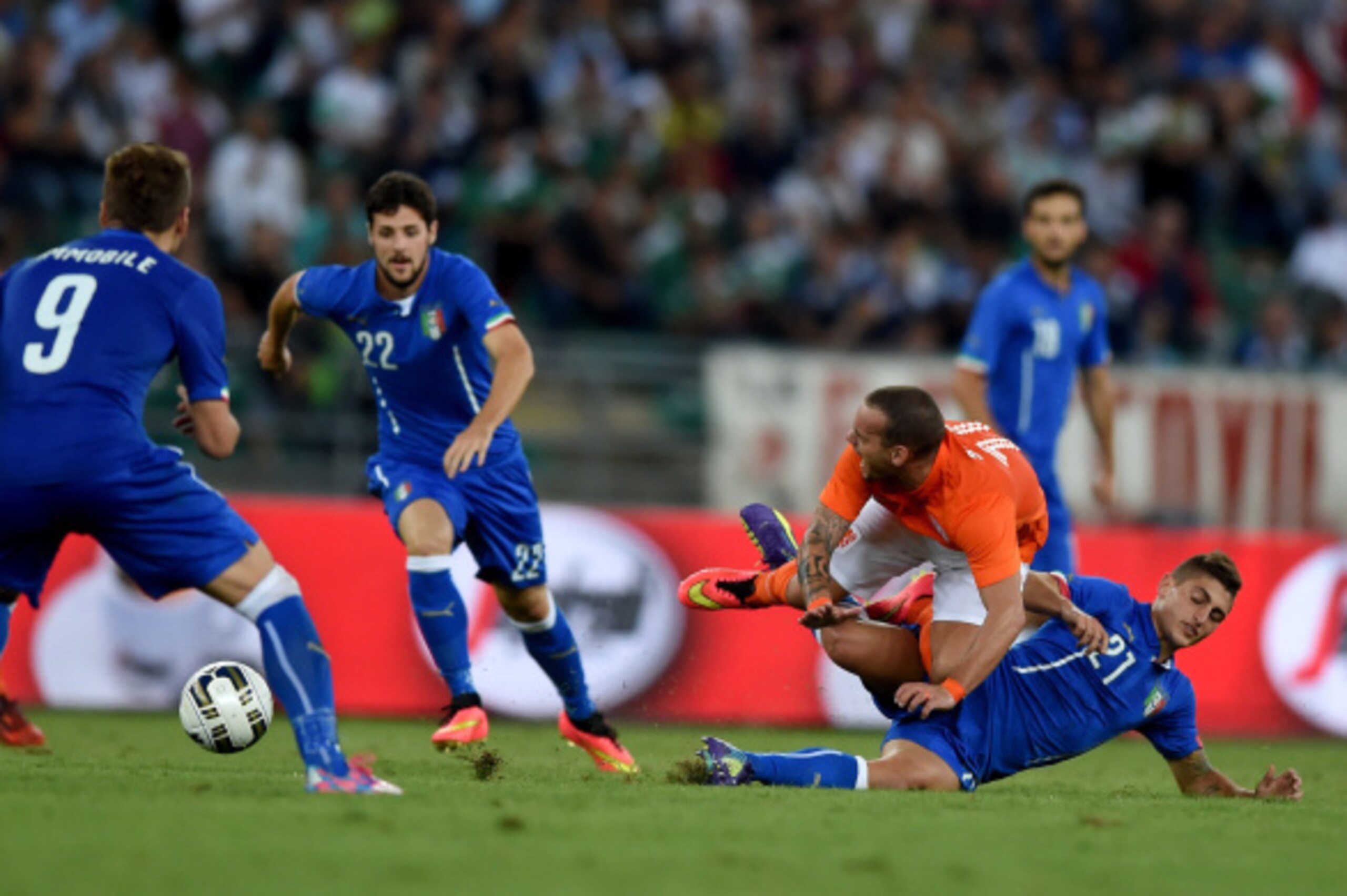 BARI, ITALY - SEPTEMBER 04:  Marco Verratti (R) and Wesley Sneijder of Netherlands #10 compete for the ball during the international friendly match between Italy and Netherlands at Stadio San Nicola on September 4, 2014 in Bari, Italy.  (Photo by Claudio 