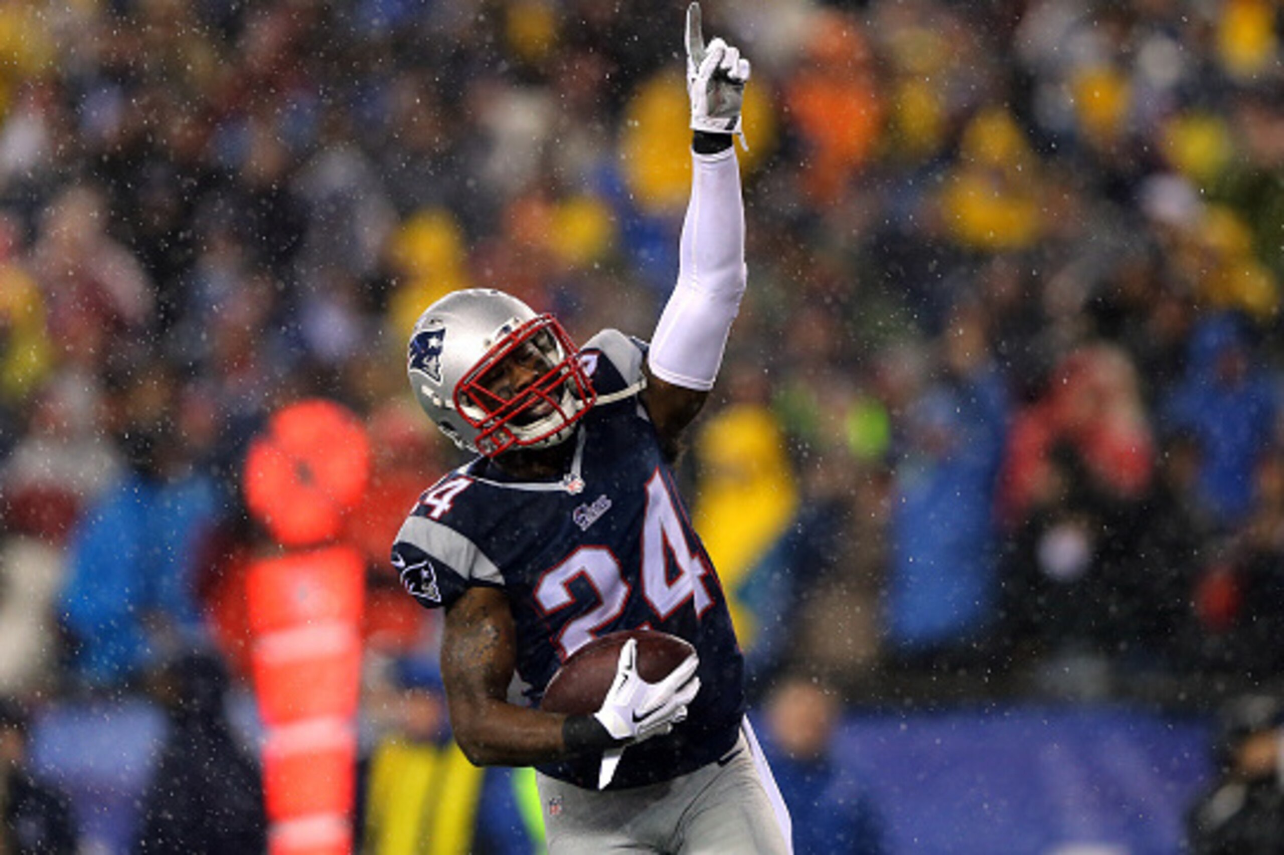 FOXBORO, MA - JANUARY 18: Darrelle Revis #24 of the New England Patriots celebrates after an interception in the third quarter against the Indianapolis Colts of the 2015 AFC Championship Game at Gillette Stadium on January 18, 2015 in Foxboro, Massachuse FOXBORO, MA - JANUARY 18: Darrelle Revis #24 of the New England Patriots celebrates after an interception in the third quarter against the Indianapolis Colts of the 2015 AFC Championship Game at Gillette Stadium on January 18, 2015 in Foxboro, Massachuse