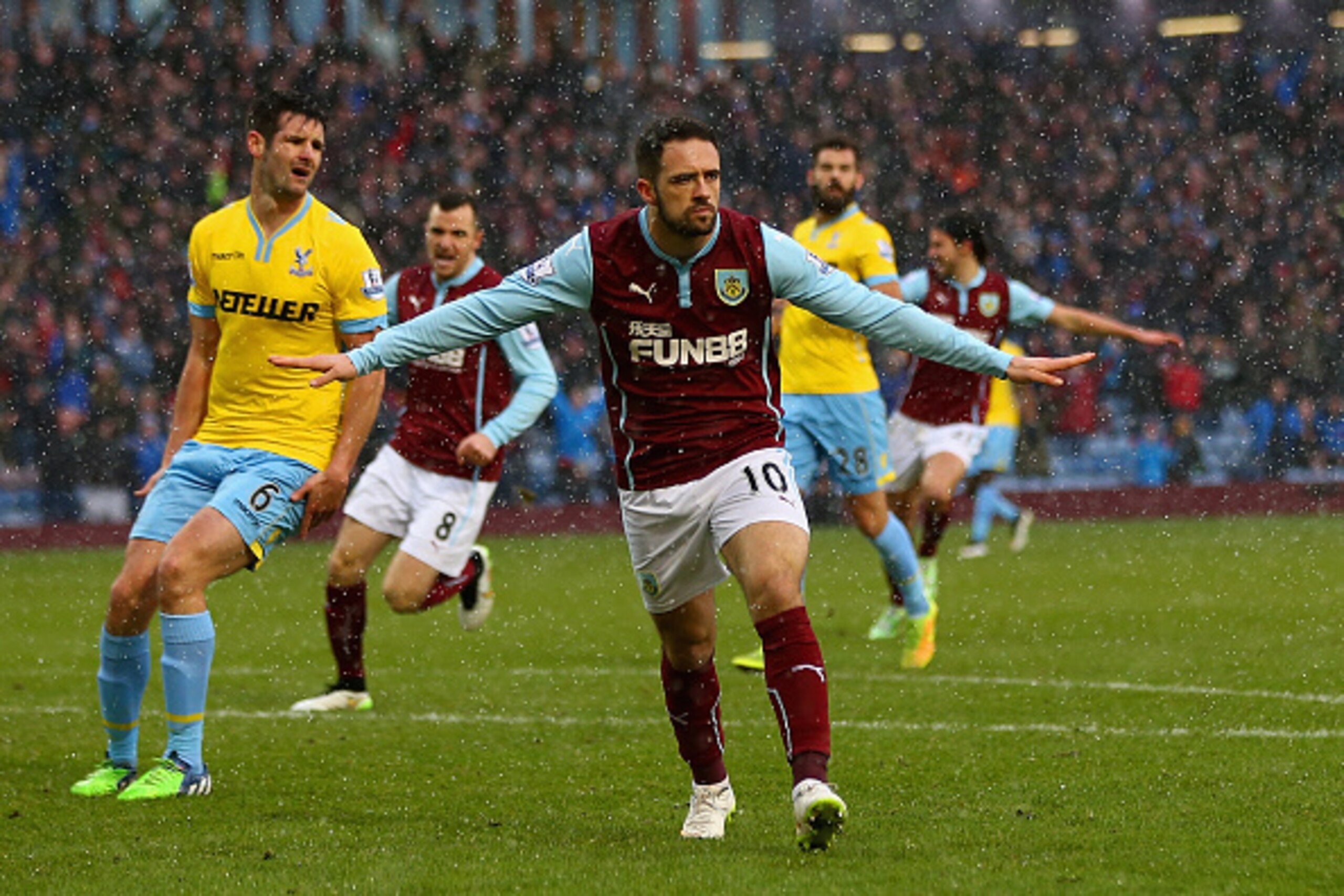 BURNLEY, ENGLAND - JANUARY 17:  Danny Ings of Burnley celebrates scoring their second goal during the Barclays Premier League match between Burnley and Crystal Palace at Turf Moor on January 17, 2015 in Burnley, England.  (Photo by Michael Steele/Getty Im