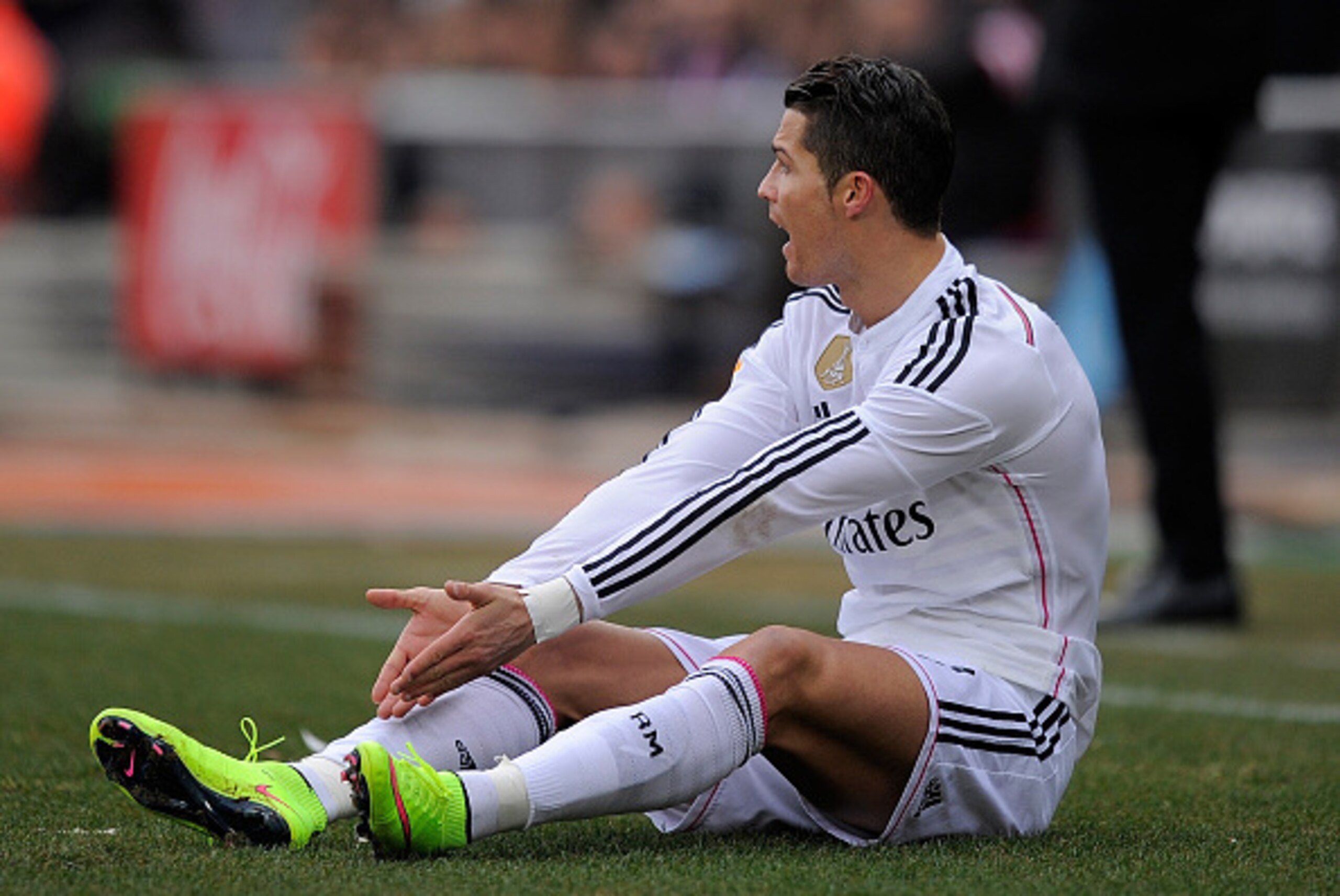MADRID, SPAIN - FEBRUARY 07:  Cristiano Ronaldo of Real Madrid
looks on after taking a fall during the La Liga match between Club Atletico de Madrid and Real Madrid at Vicente Calderon Stadium on February 7, 2015 in Madrid, Spain.  (Photo by Denis Doyle/G
