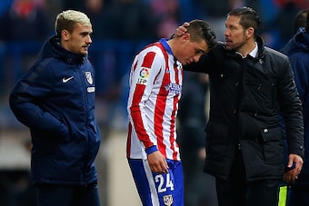 MADRID, SPAIN - JANUARY 28: Head coach Diego Pablo Simeone (R) of Atletico de Madrid consoles Jose Maria Gimenez (2ndL) as e leaves the pitch in company of his teammate Antoine Griezmann (L) after loosing the Copa del Rey Round of 8 second leg match betwe